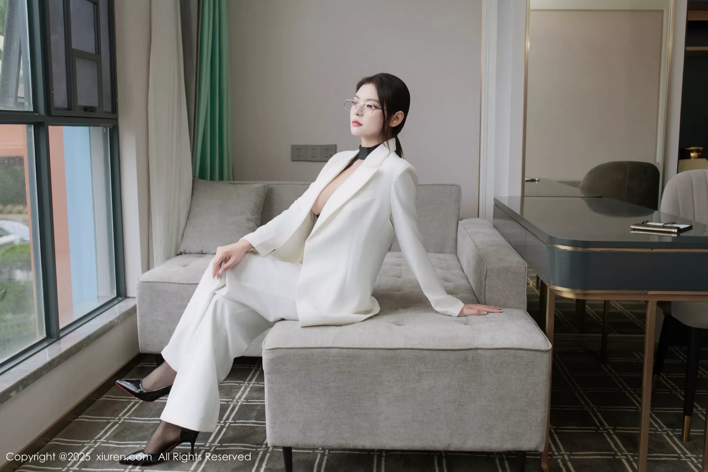   [XiuRen]高清写真图 2025.06.26 No.10464 冬安 白色西服第9张图片