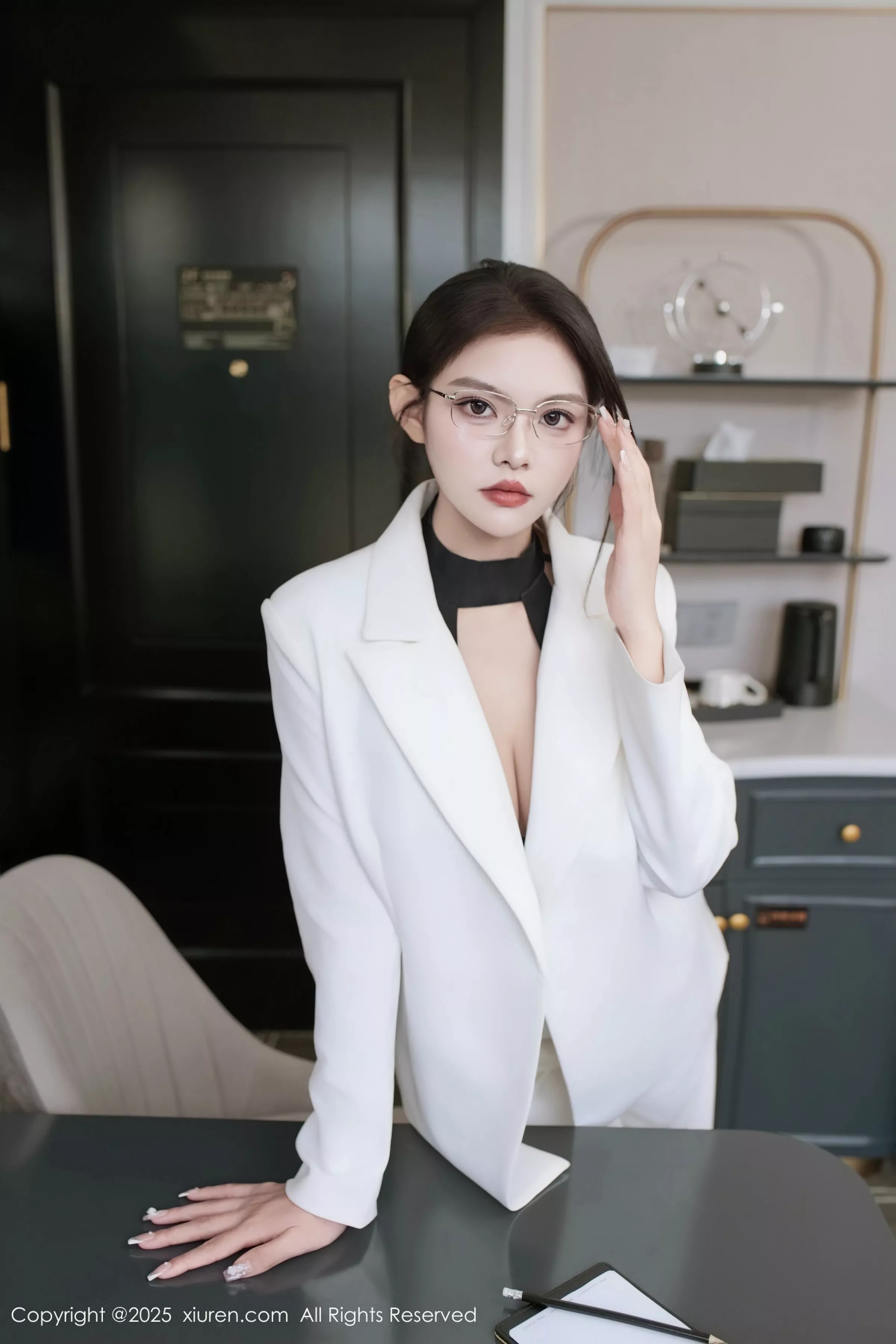   [XiuRen]高清写真图 2025.06.26 No.10464 冬安 白色西服第12张图片