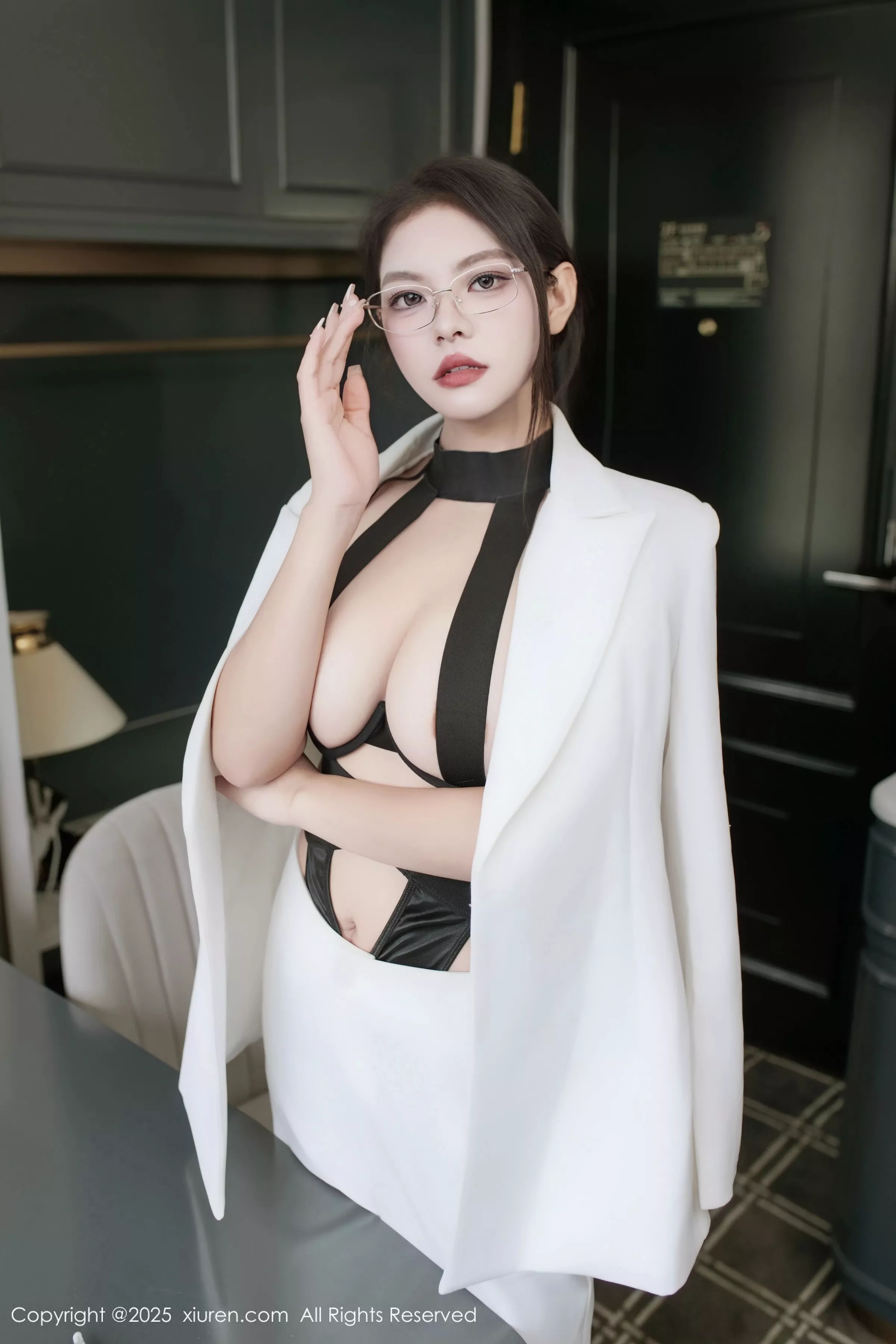   [XiuRen]高清写真图 2025.06.26 No.10464 冬安 白色西服第13张图片