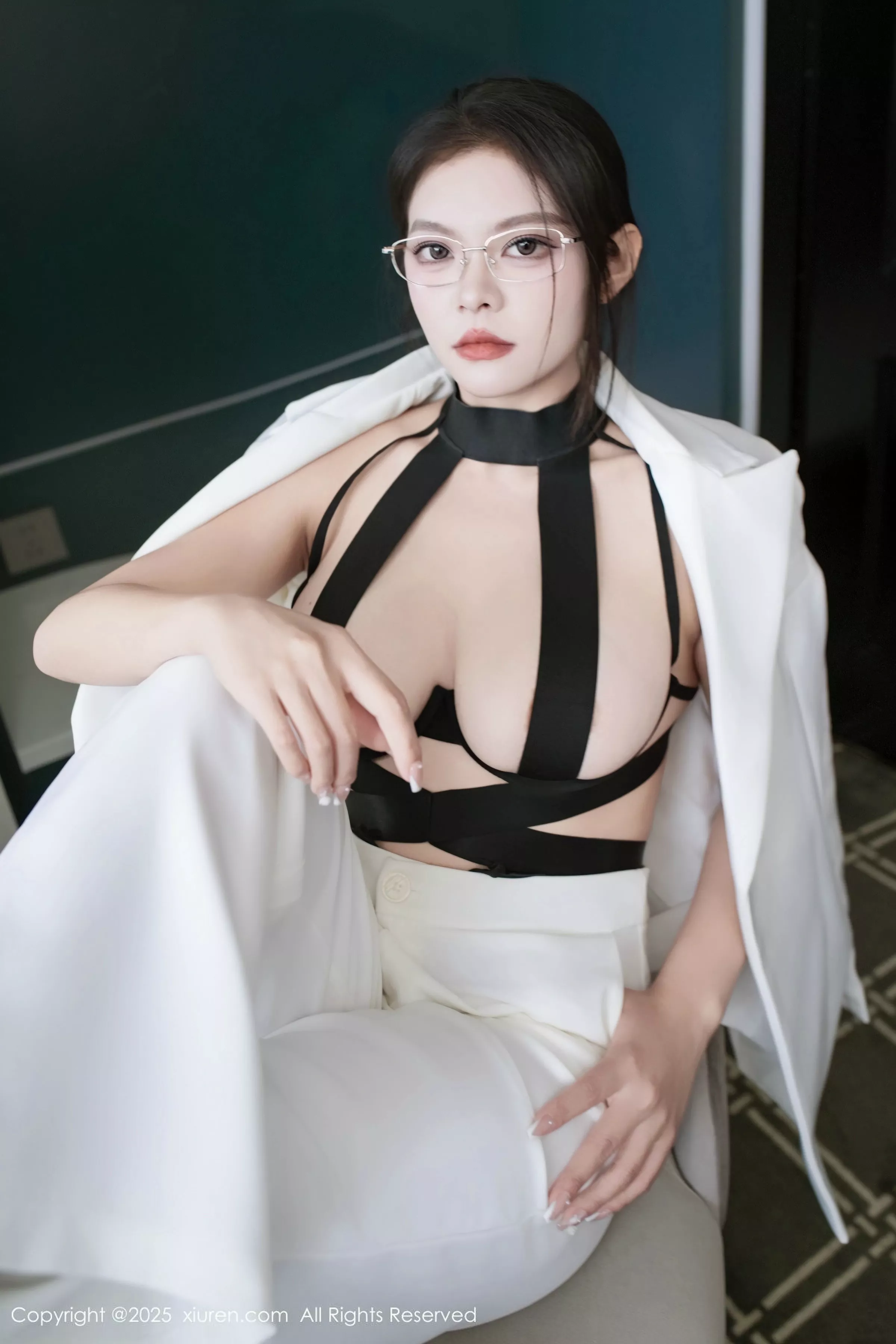   [XiuRen]高清写真图 2025.06.26 No.10464 冬安 白色西服第16张图片
