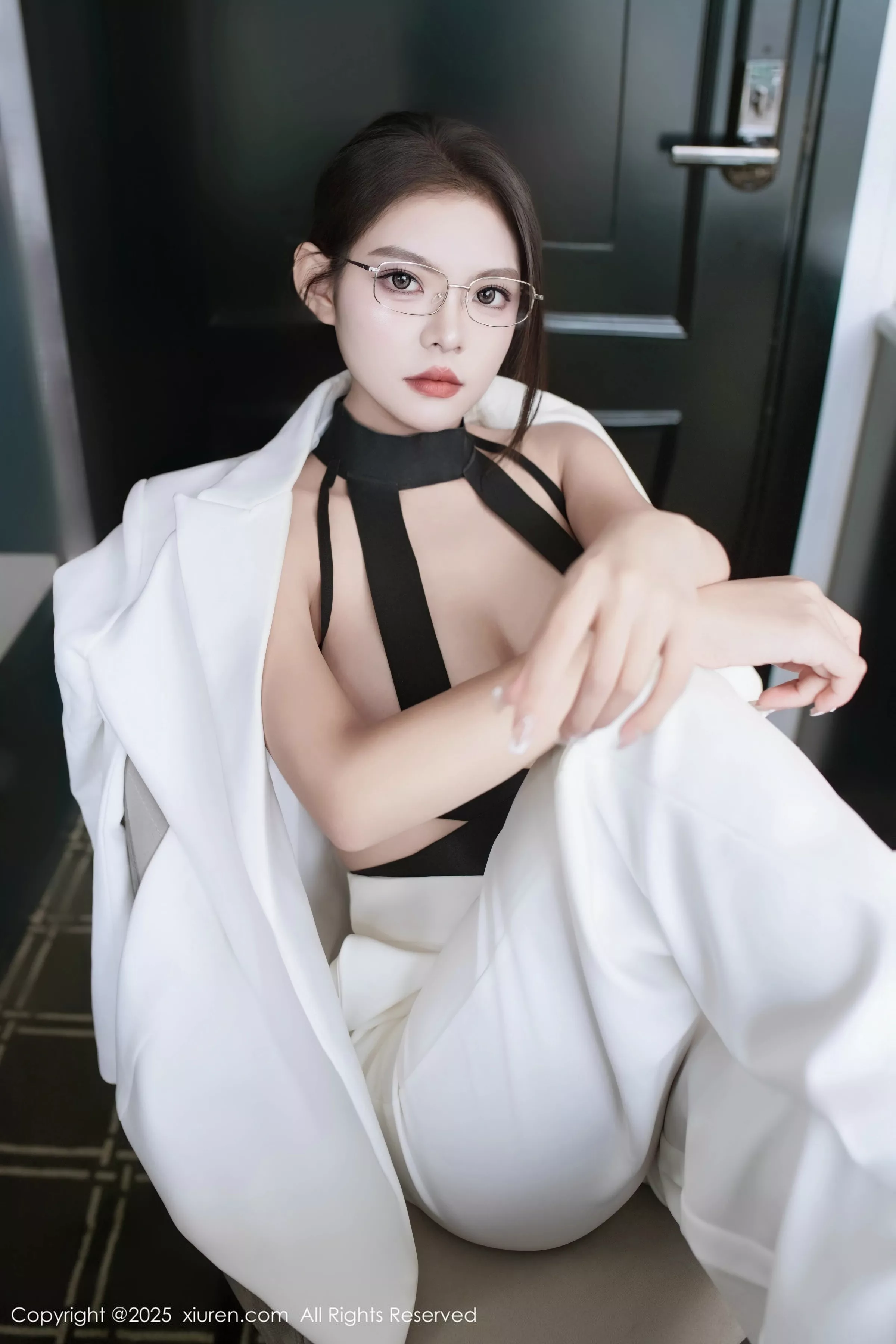   [XiuRen]高清写真图 2025.06.26 No.10464 冬安 白色西服第18张图片
