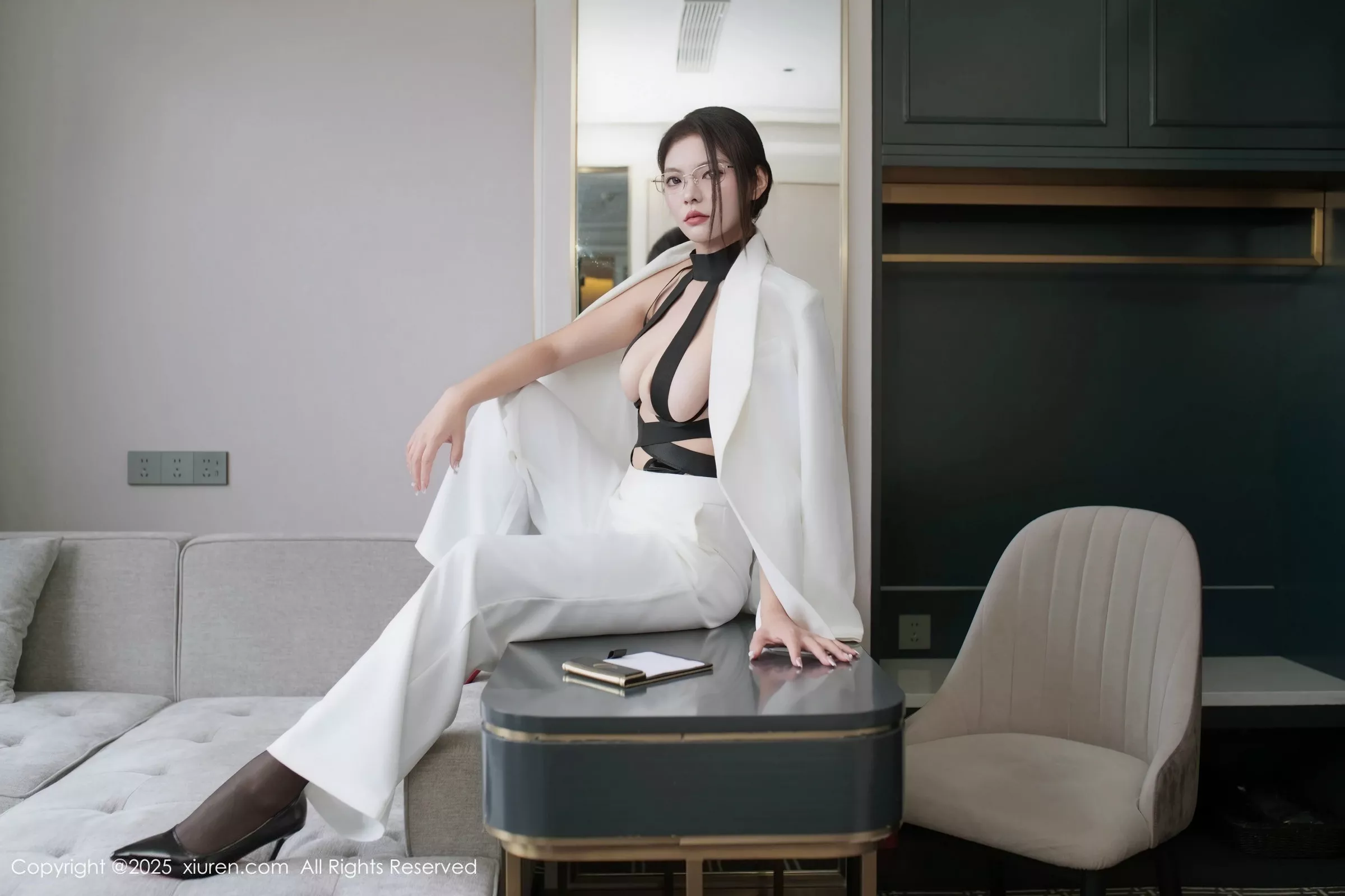   [XiuRen]高清写真图 2025.06.26 No.10464 冬安 白色西服第20张图片