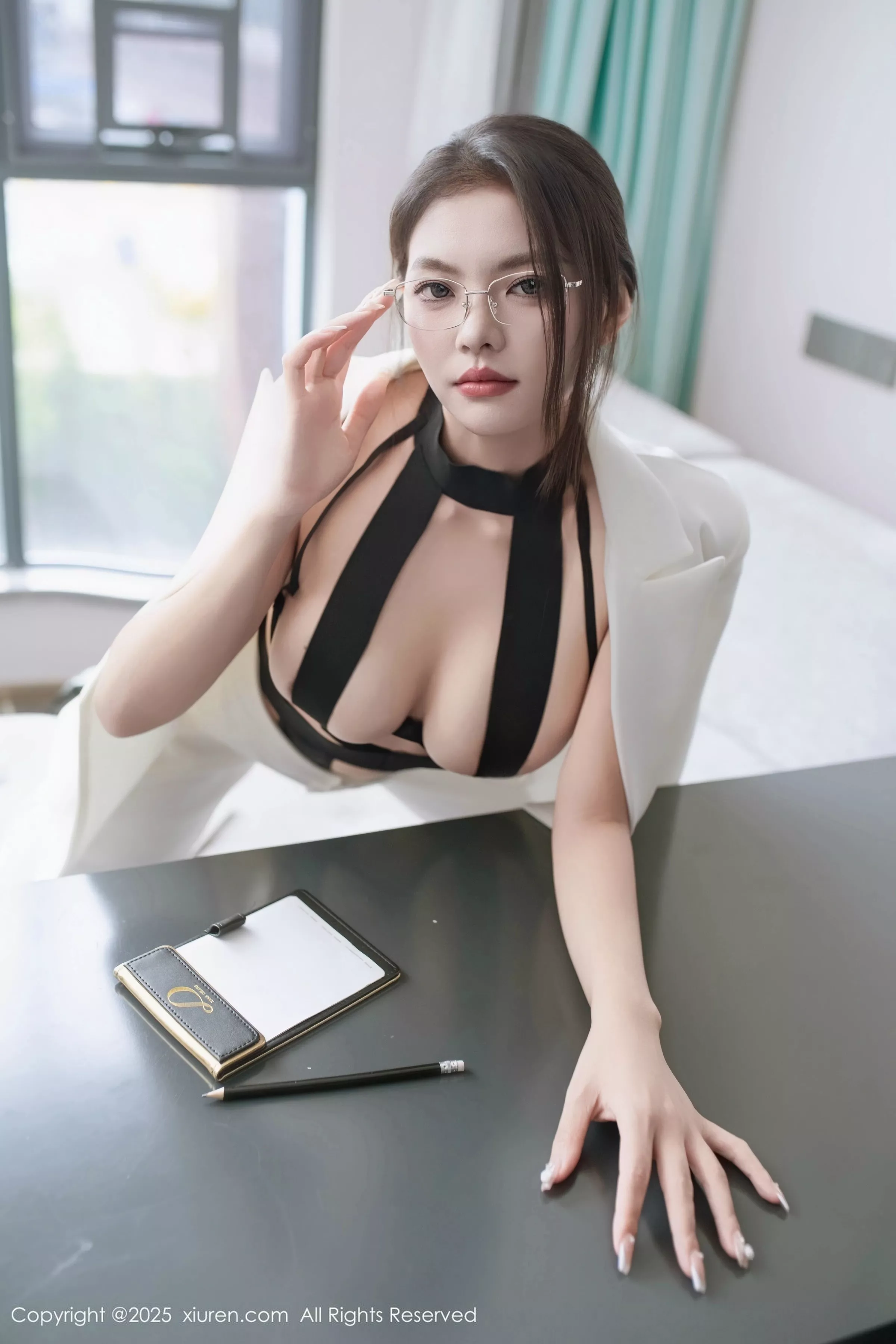   [XiuRen]高清写真图 2025.06.26 No.10464 冬安 白色西服第22张图片