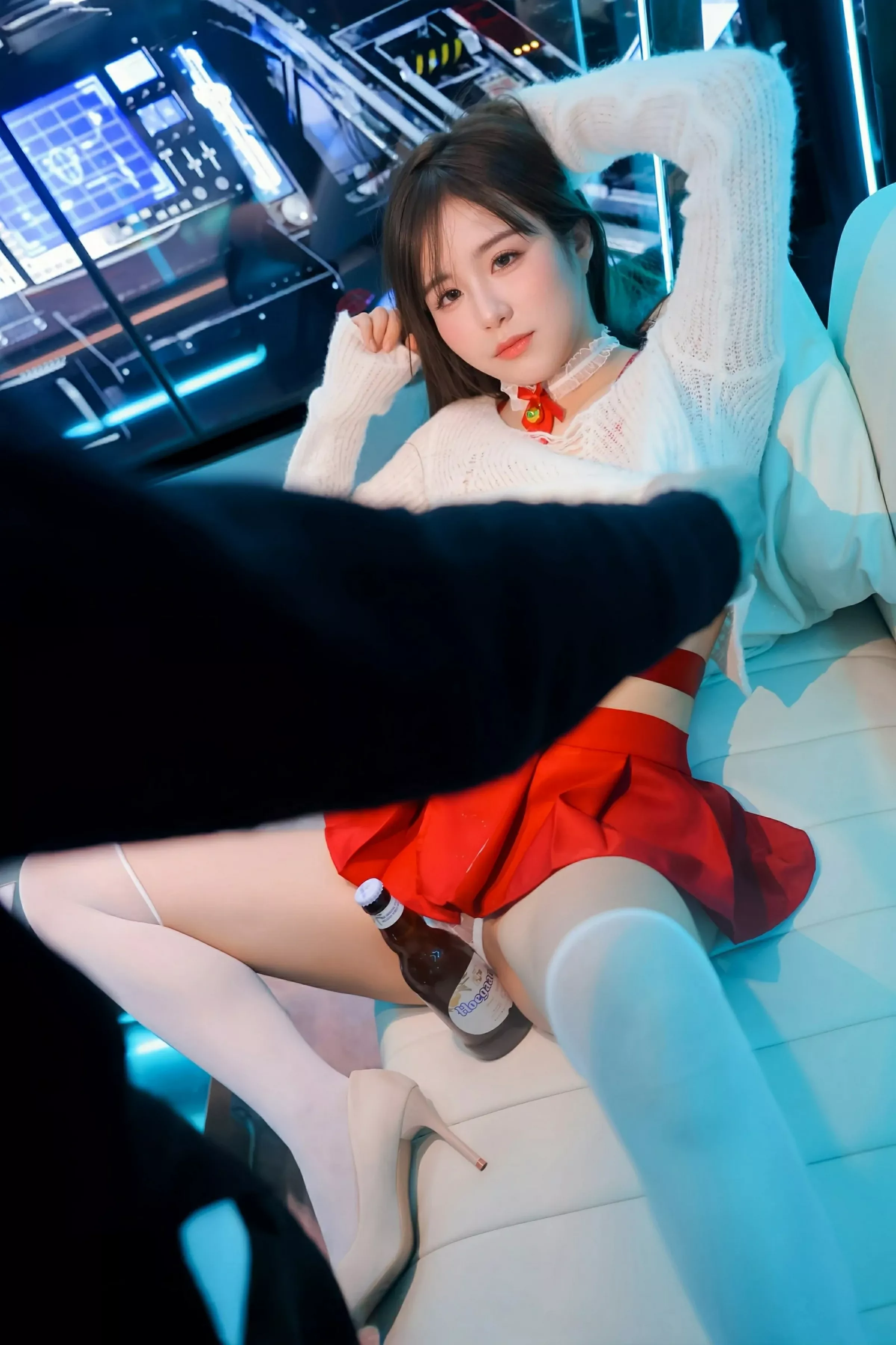   [XiuRen]高清写真图 2025.06.26 No.10470 小肉肉咪 红色短裙第34张图片