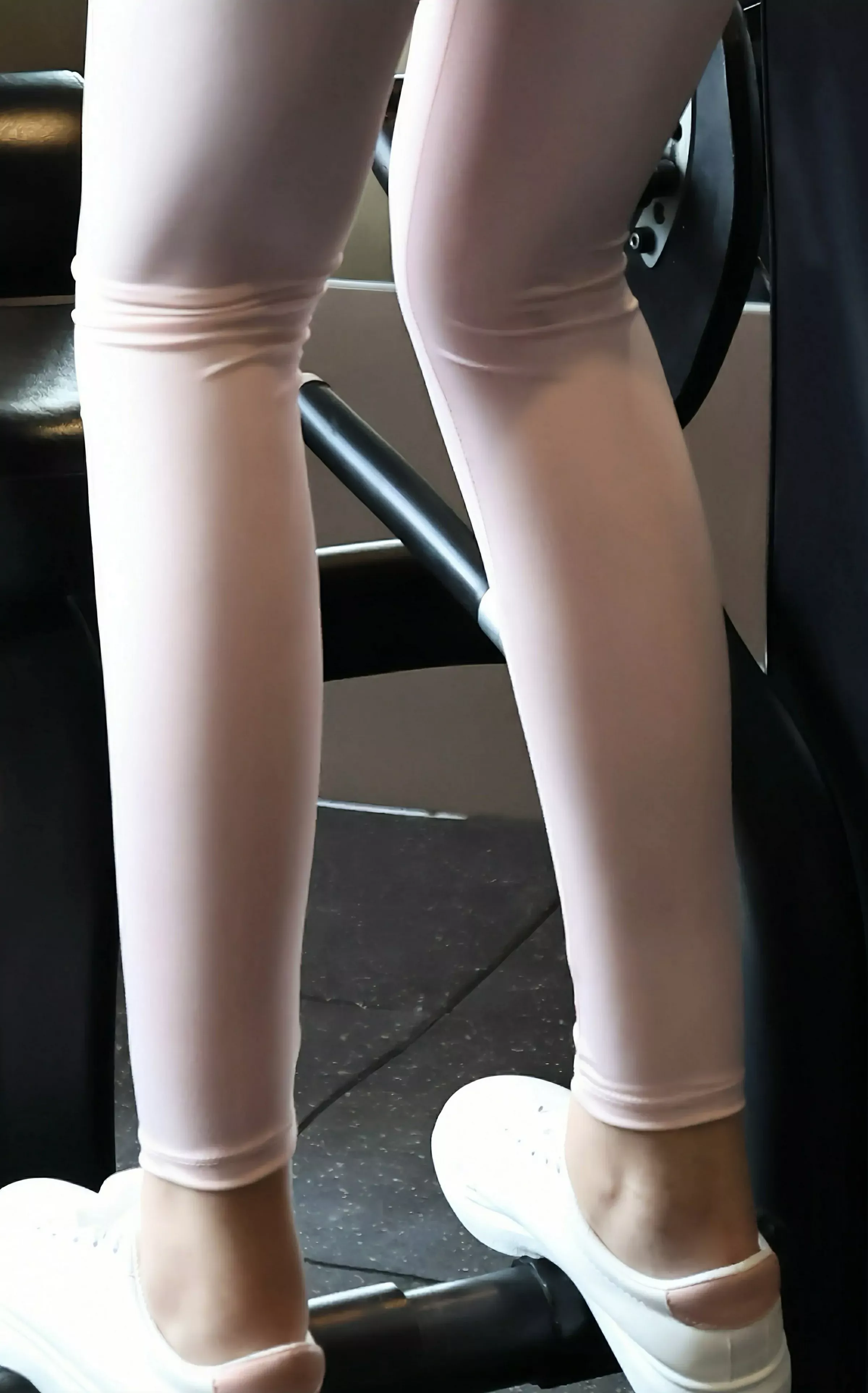   [XiuRen]高清写真图 2025.06.27 No.10474 小芭乐 粉色瑜伽服第7张图片