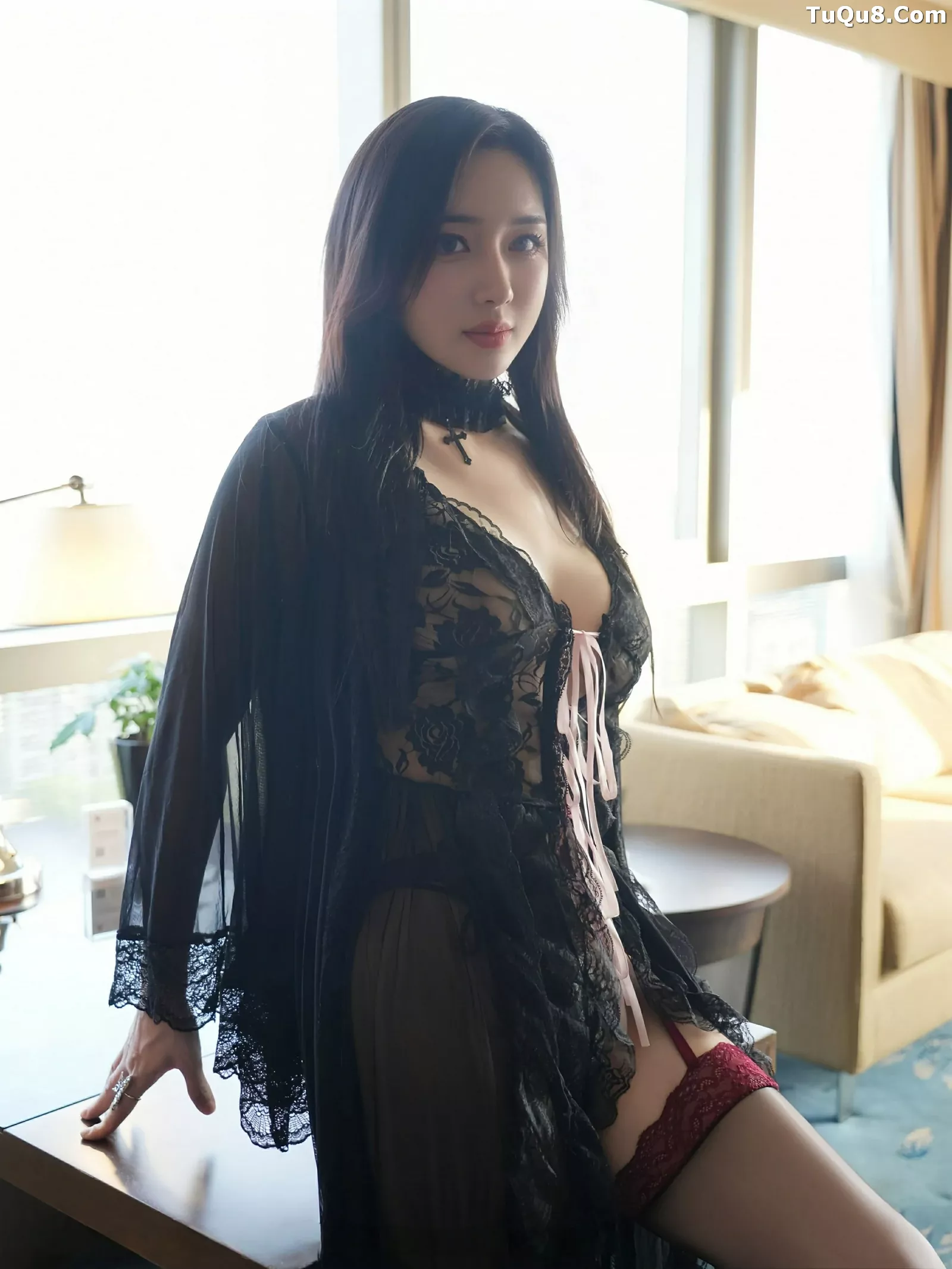   [XiuRen]高清写真图 2025.07.01 No.10490 苏一诺 黑色睡袍第6张图片