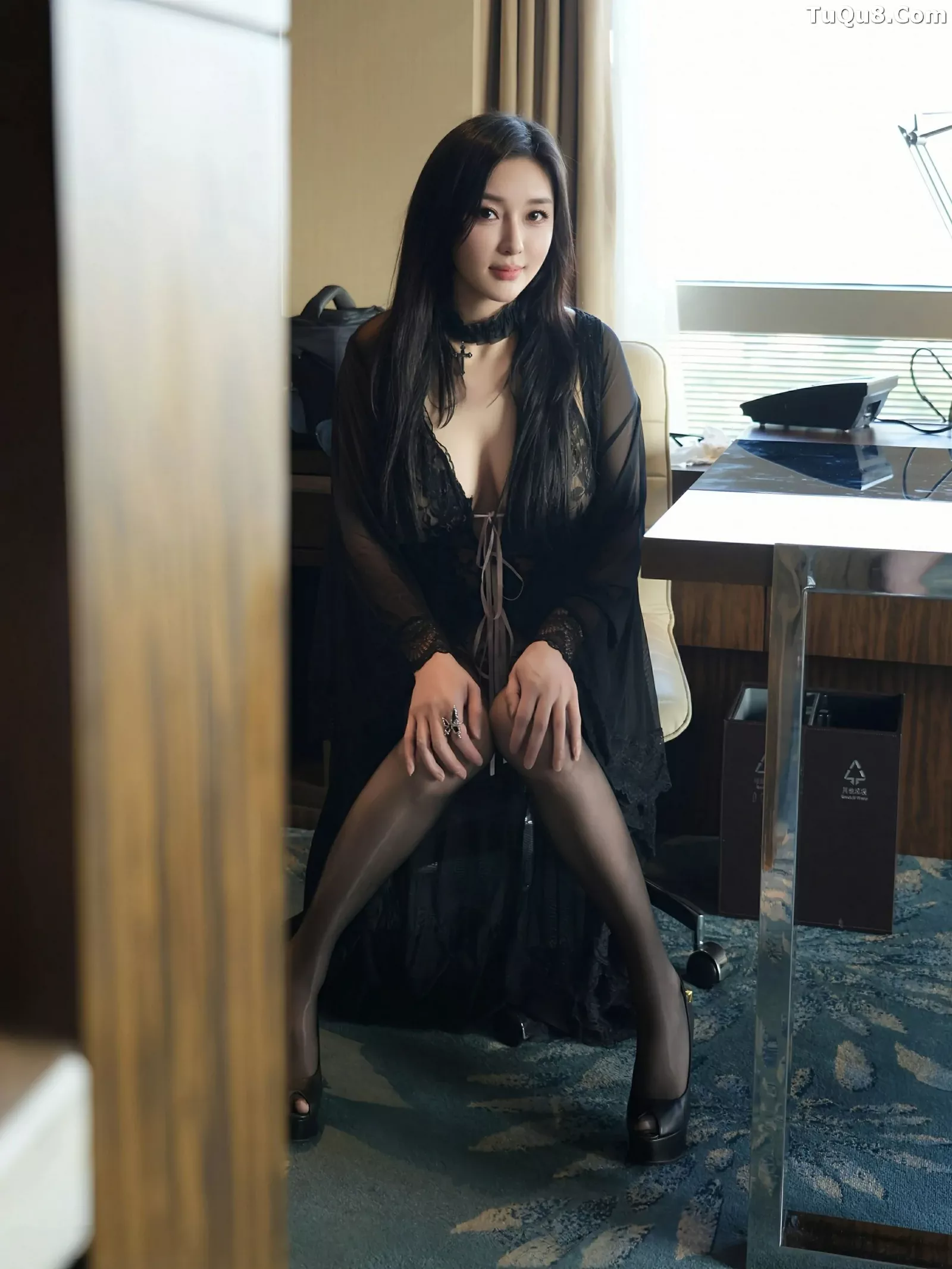   [XiuRen]高清写真图 2025.07.01 No.10490 苏一诺 黑色睡袍第26张图片