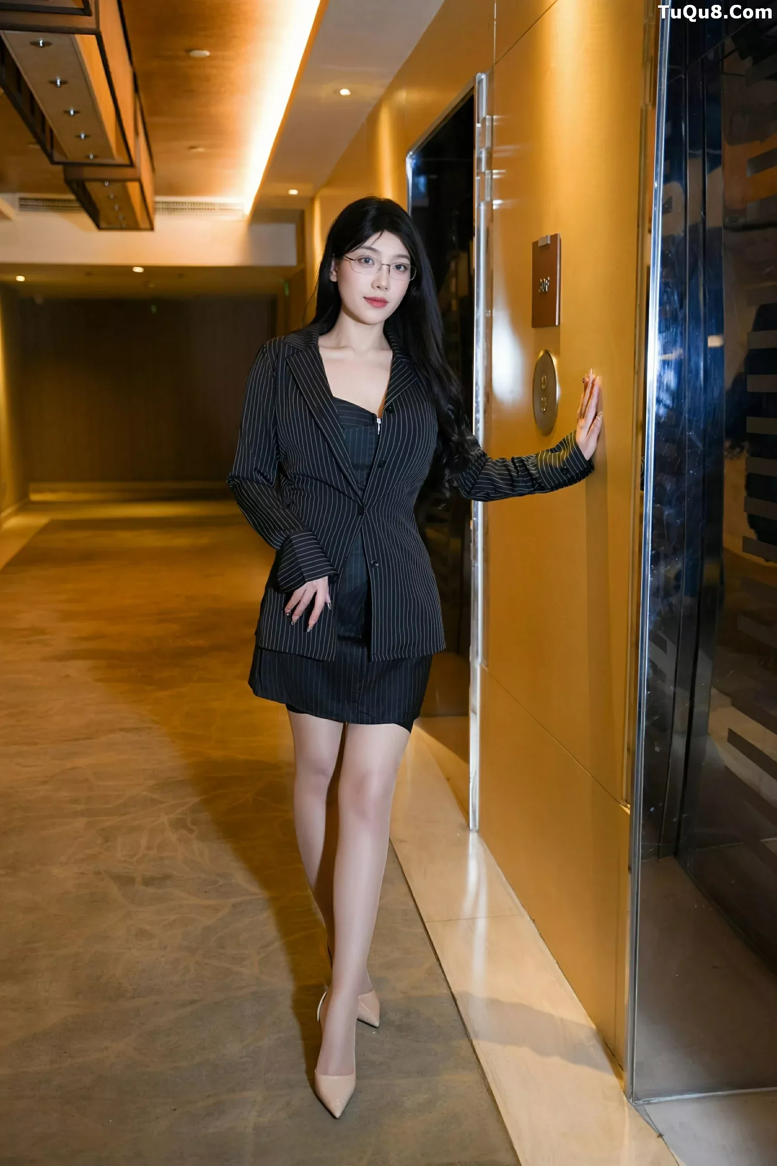   [XiuRen]高清写真图 2025.07.01 No.10487 美悠 黑色OL第12张图片