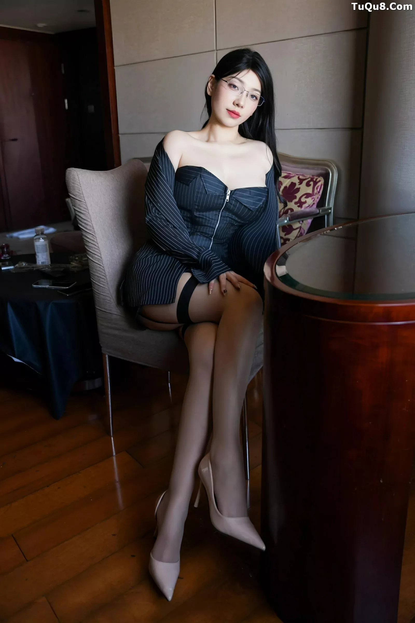   [XiuRen]高清写真图 2025.07.01 No.10487 美悠 黑色OL第18张图片