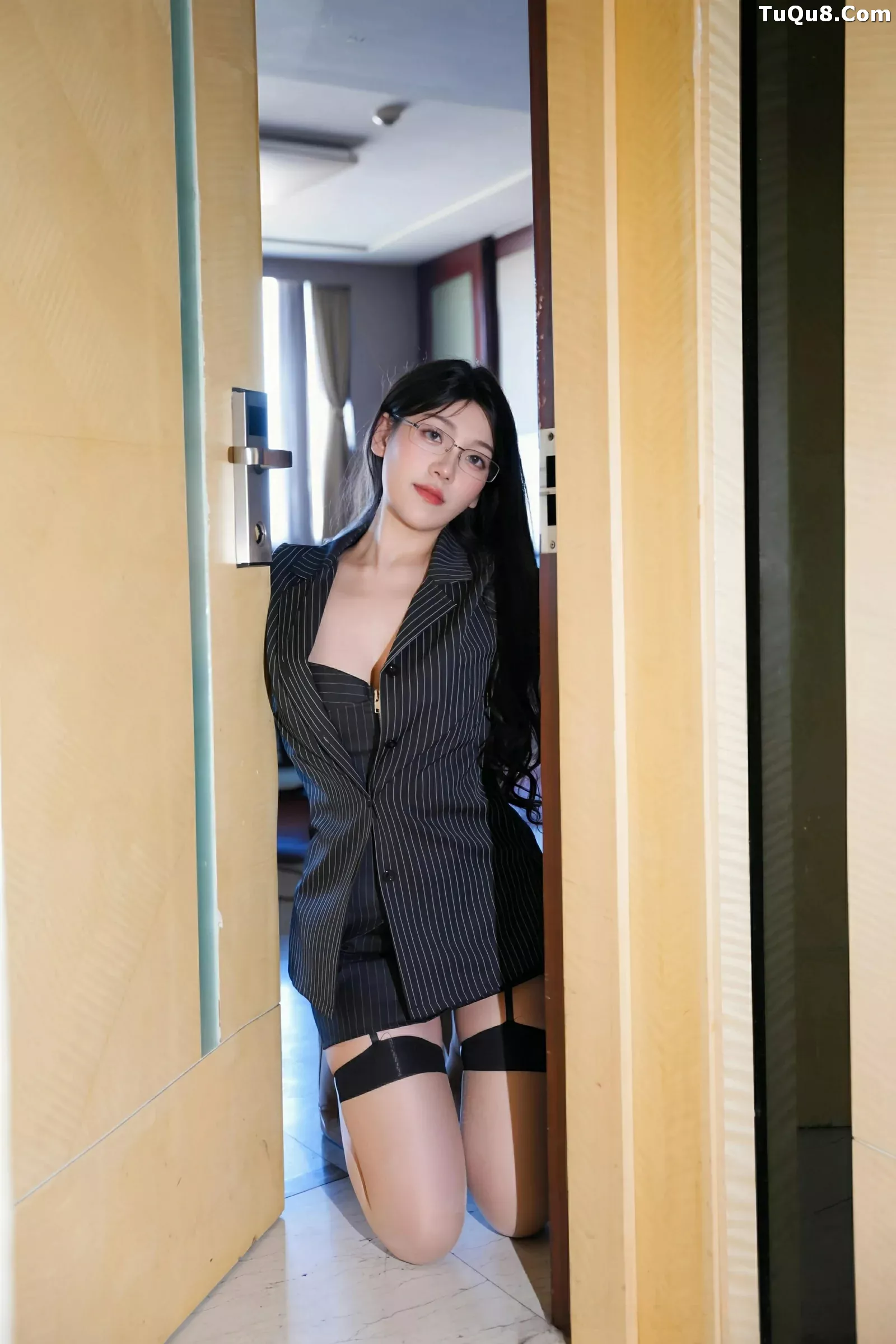   [XiuRen]高清写真图 2025.07.01 No.10487 美悠 黑色OL第27张图片