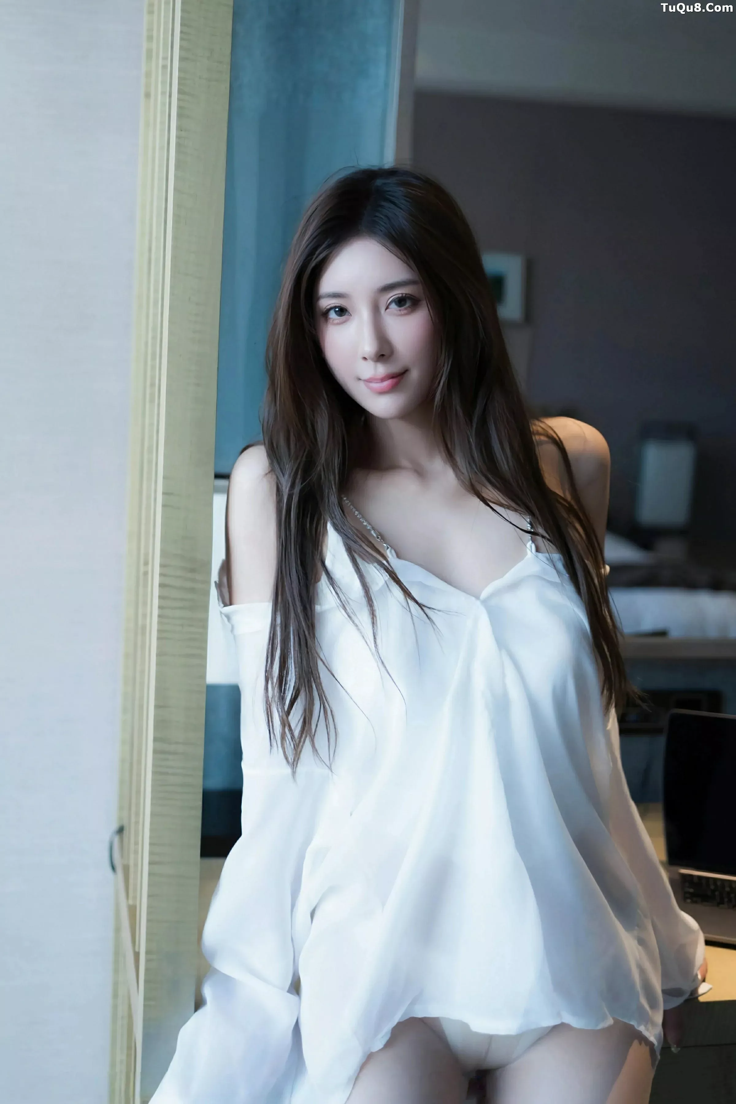   [XiuRen]高清写真图 2025.07.03 No.10502 悦兮 性感白T第9张图片