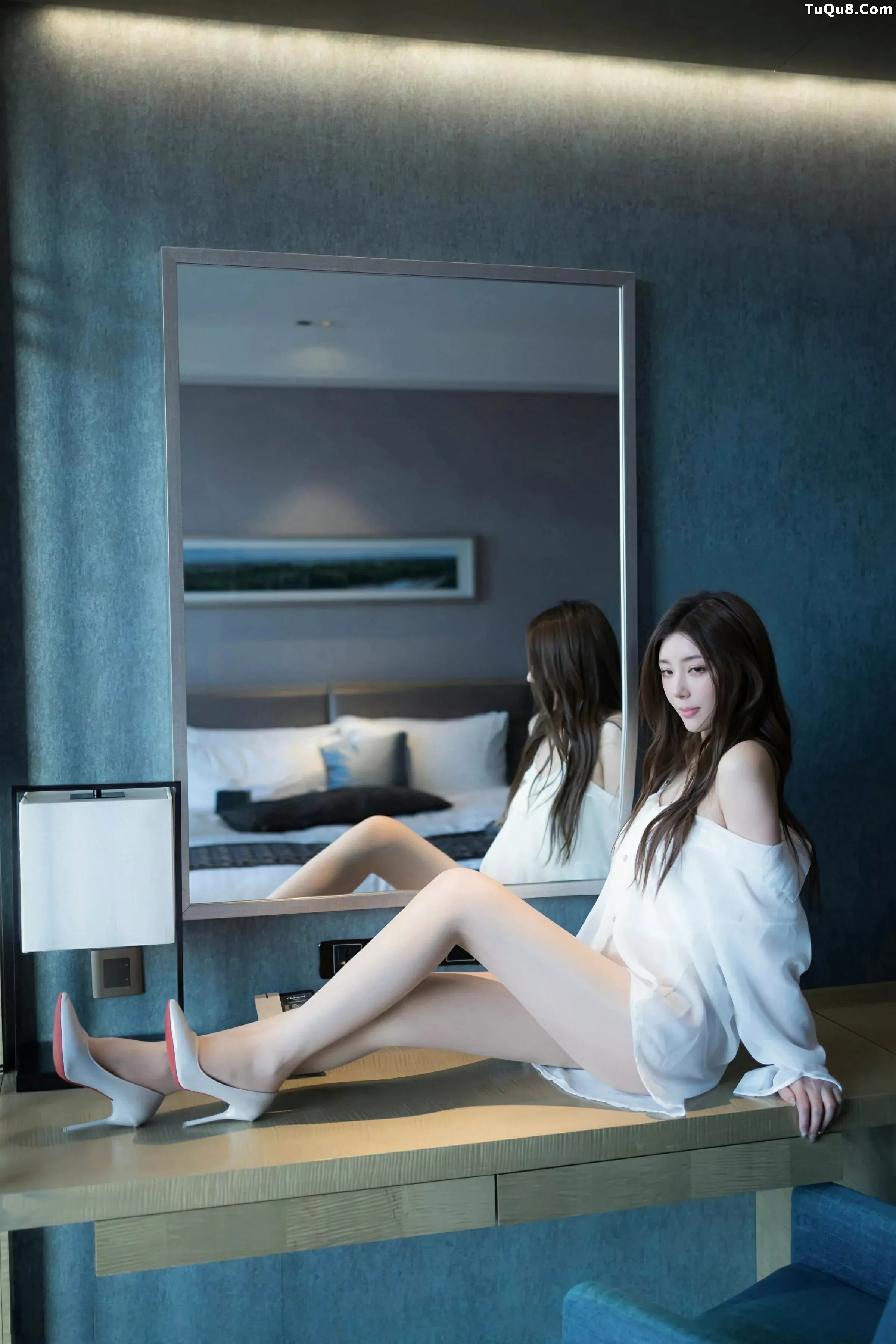   [XiuRen]高清写真图 2025.07.03 No.10502 悦兮 性感白T第12张图片