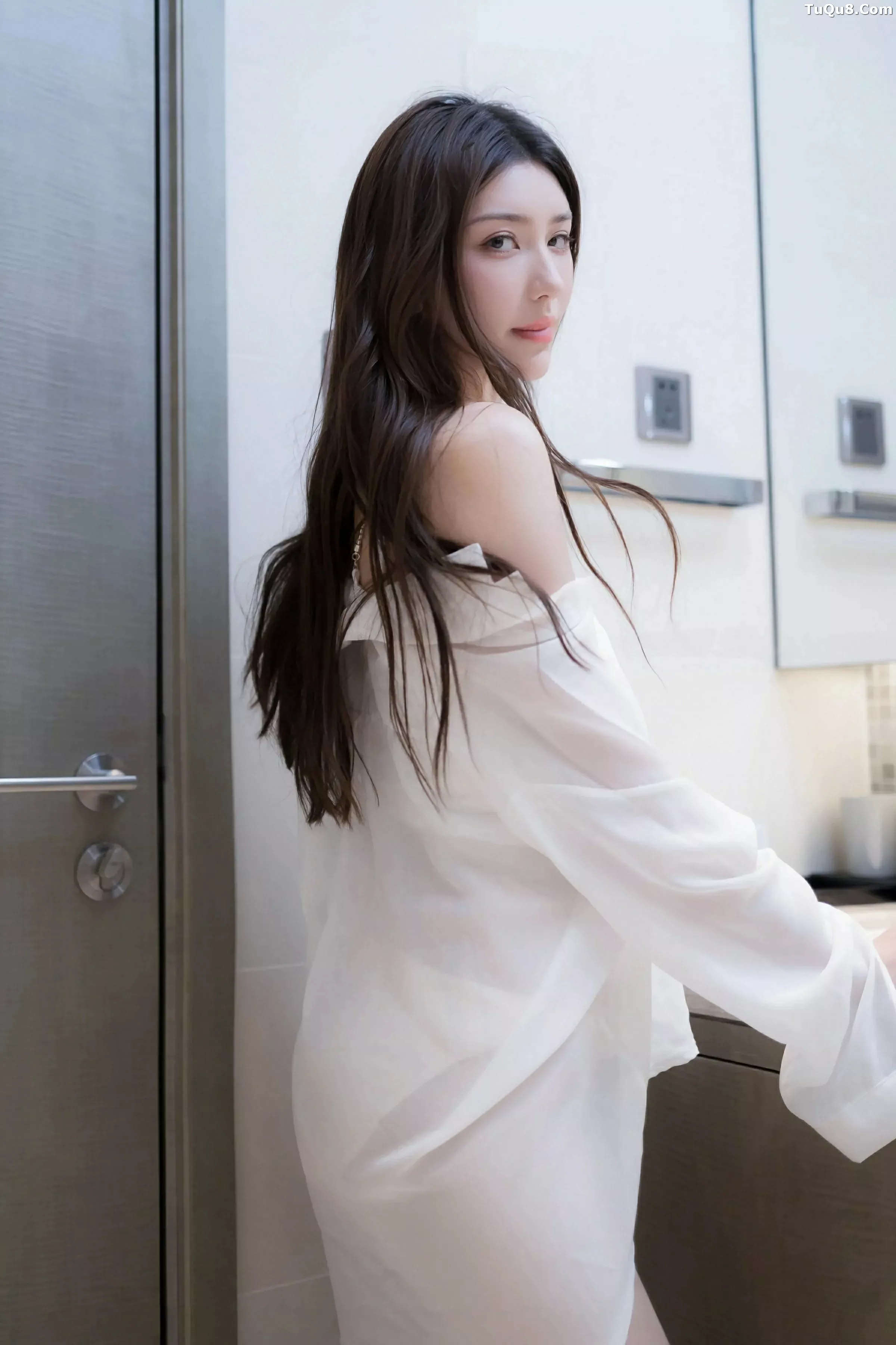   [XiuRen]高清写真图 2025.07.03 No.10502 悦兮 性感白T第13张图片