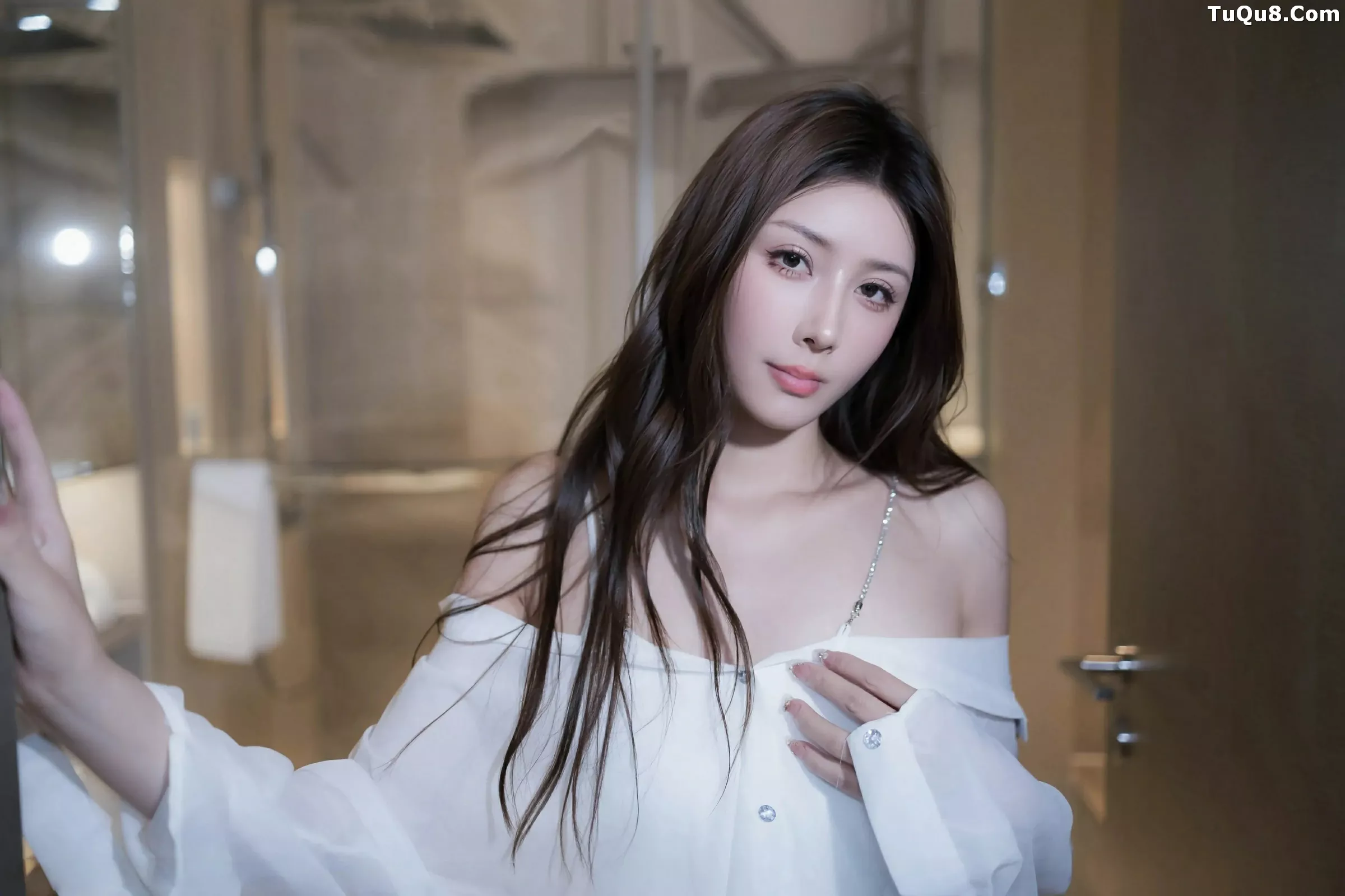   [XiuRen]高清写真图 2025.07.03 No.10502 悦兮 性感白T第16张图片