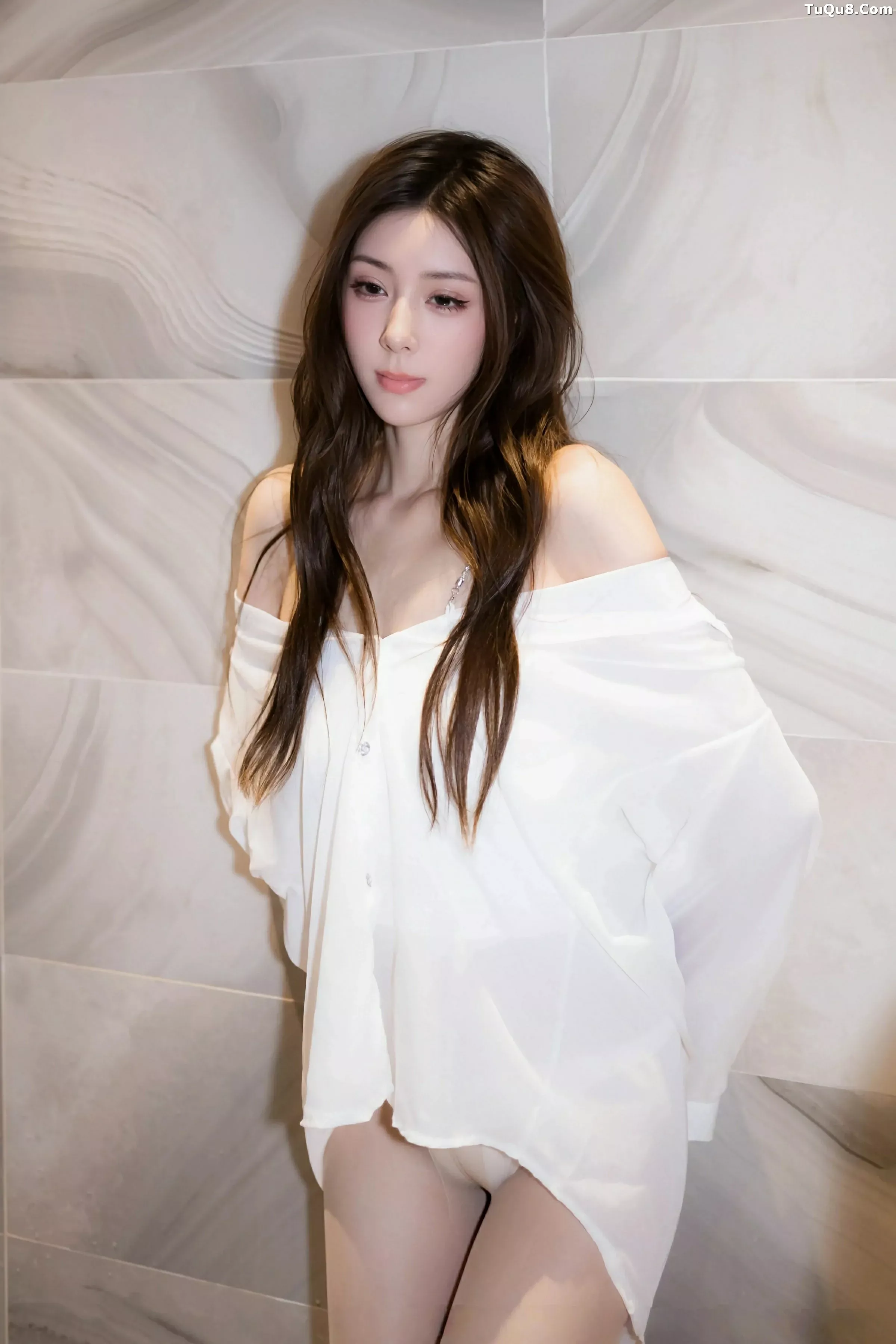   [XiuRen]高清写真图 2025.07.03 No.10502 悦兮 性感白T第19张图片