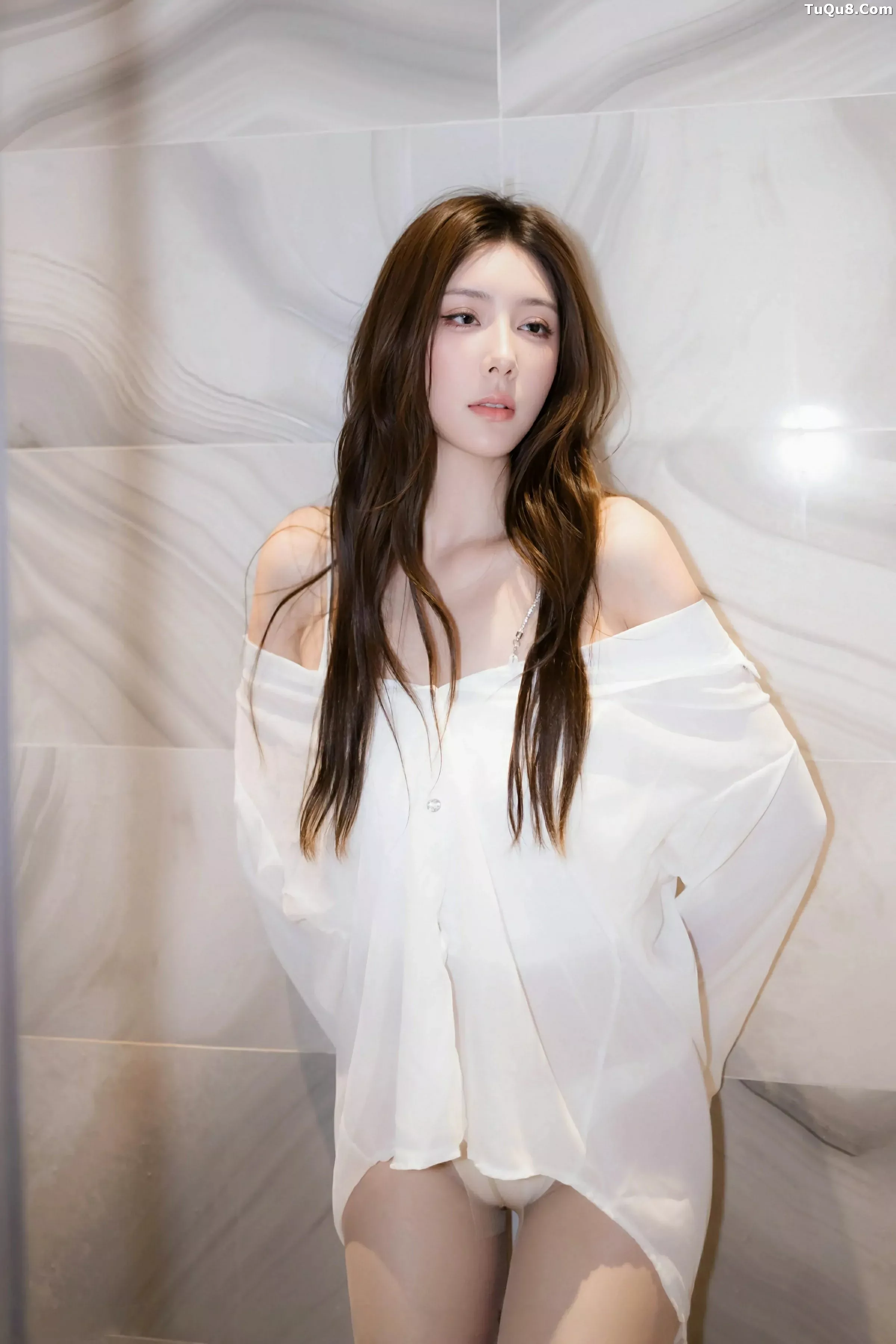   [XiuRen]高清写真图 2025.07.03 No.10502 悦兮 性感白T第20张图片