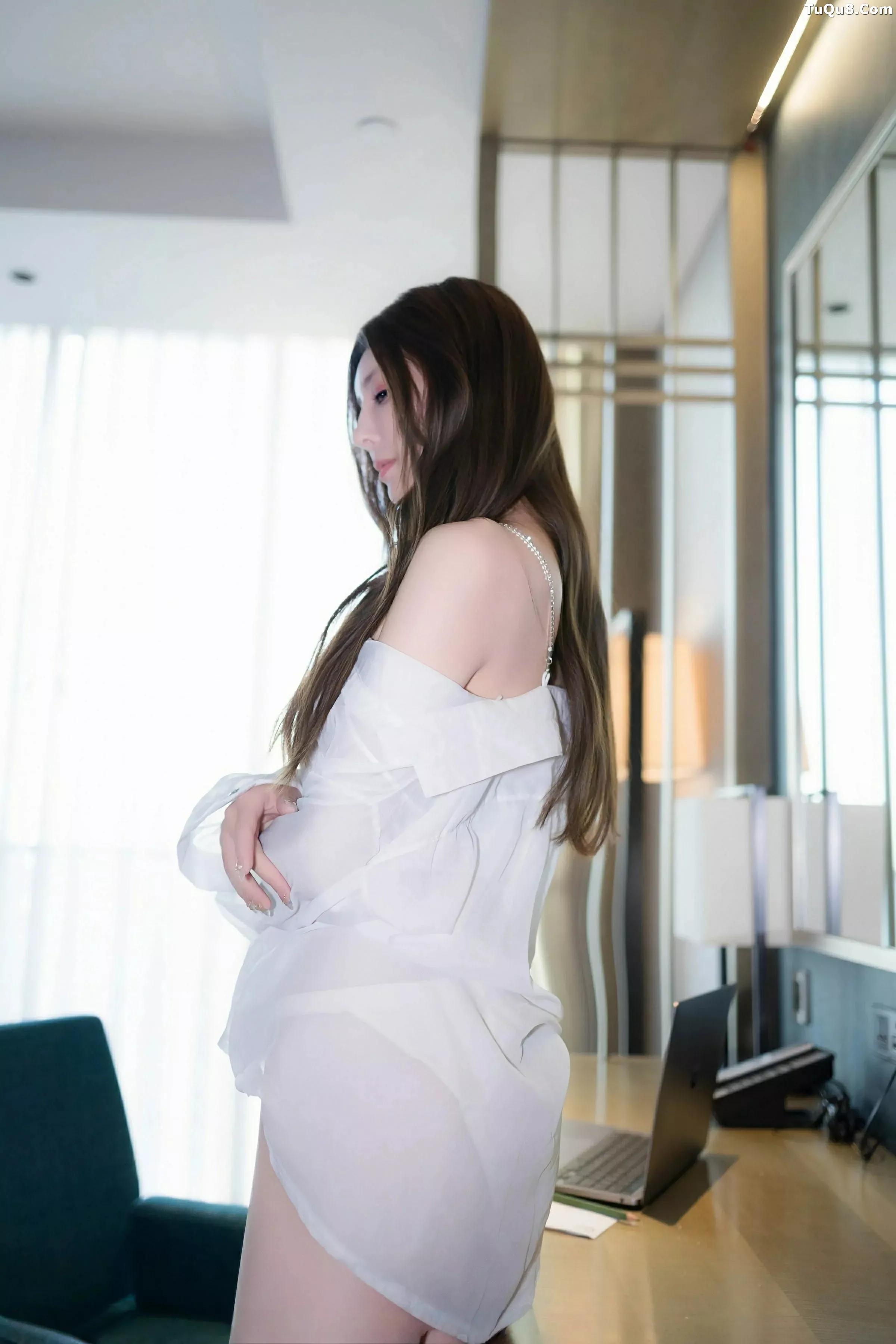   [XiuRen]高清写真图 2025.07.03 No.10502 悦兮 性感白T第36张图片