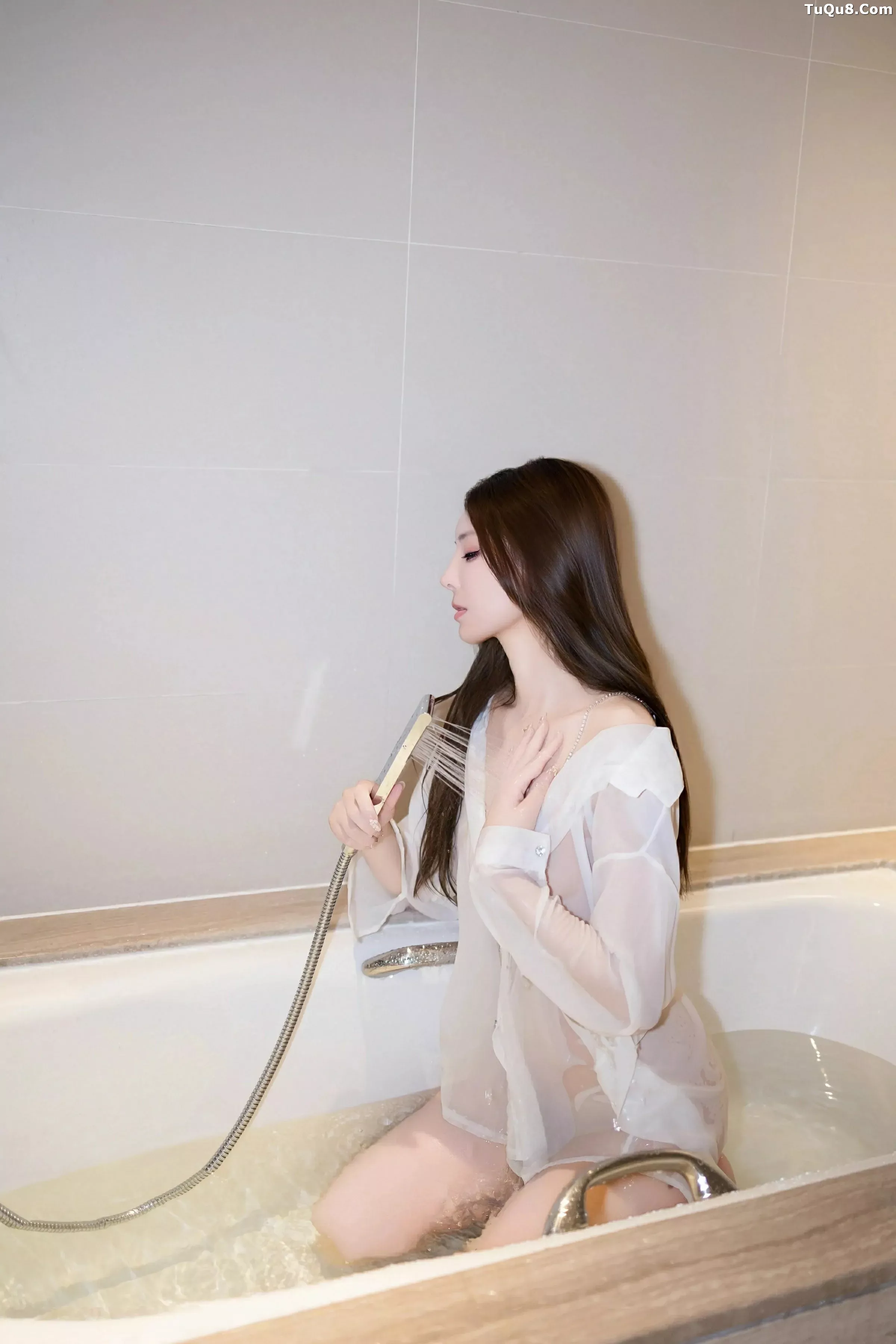   [XiuRen]高清写真图 2025.07.03 No.10502 悦兮 性感白T第48张图片