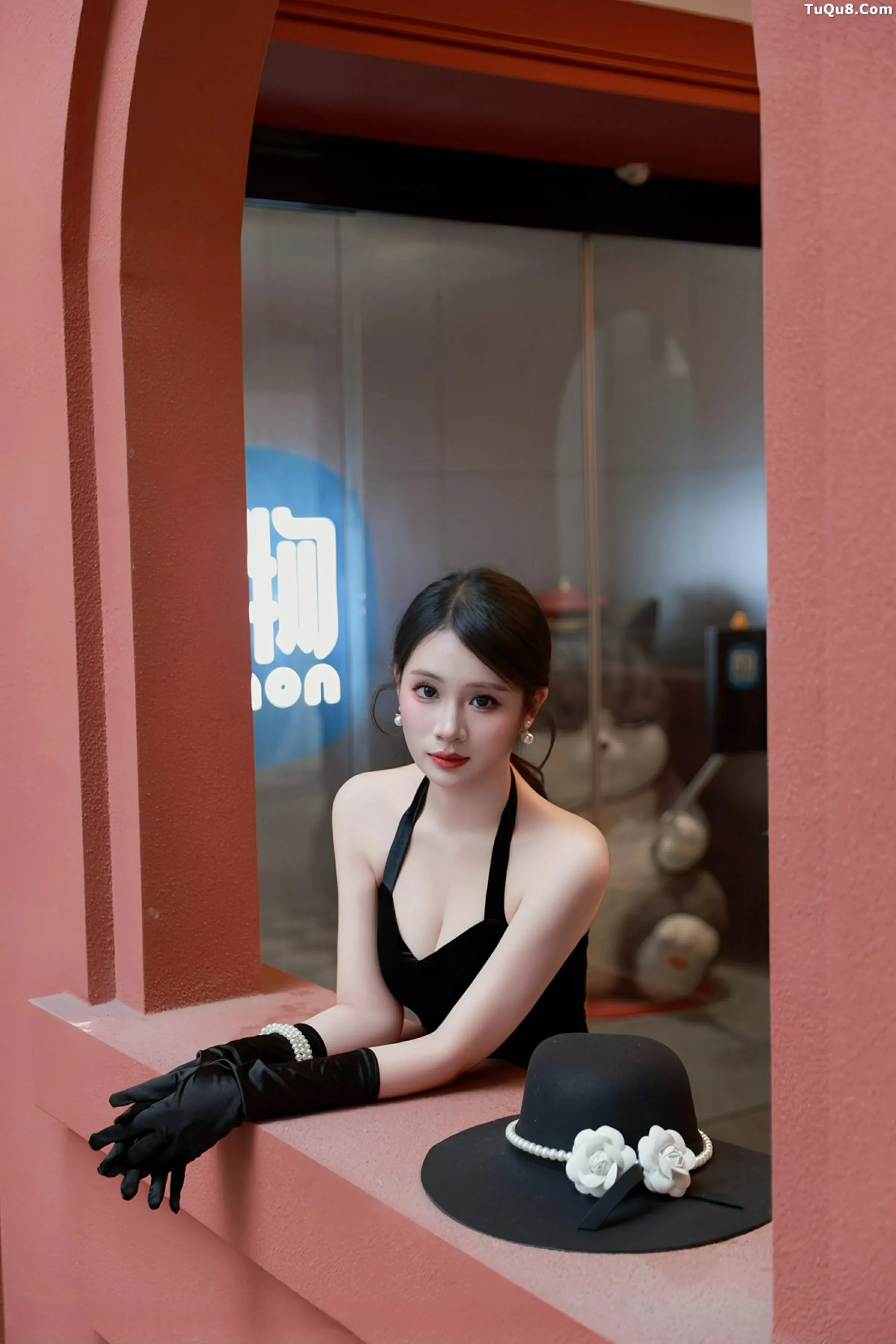   [XiuRen]高清写真图 2025.07.04 No.10509 南乔 黑色连衣裙第13张图片