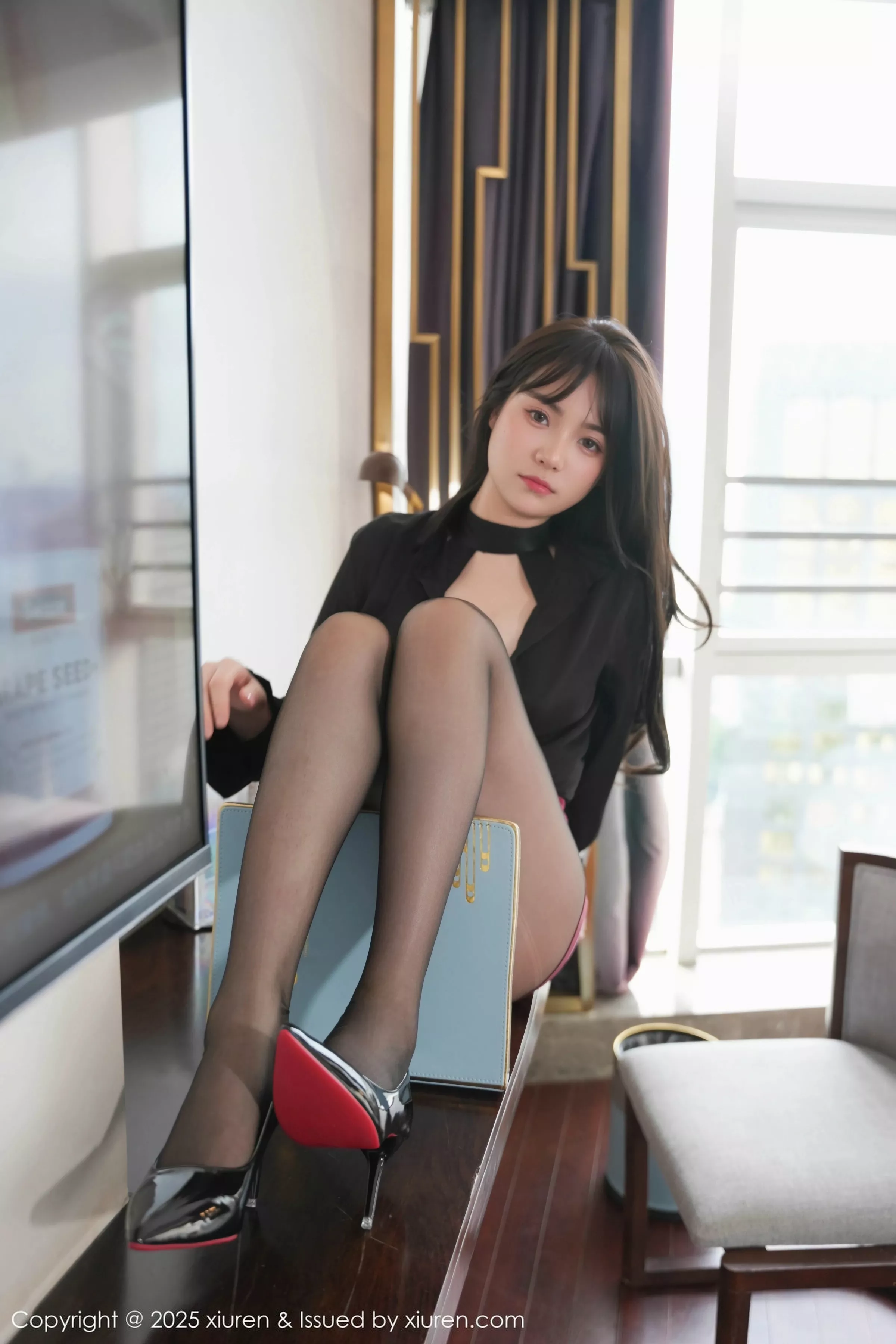   [XiuRen]高清写真图 2025.07.09 No.10527 软情 黑丝制服第18张图片