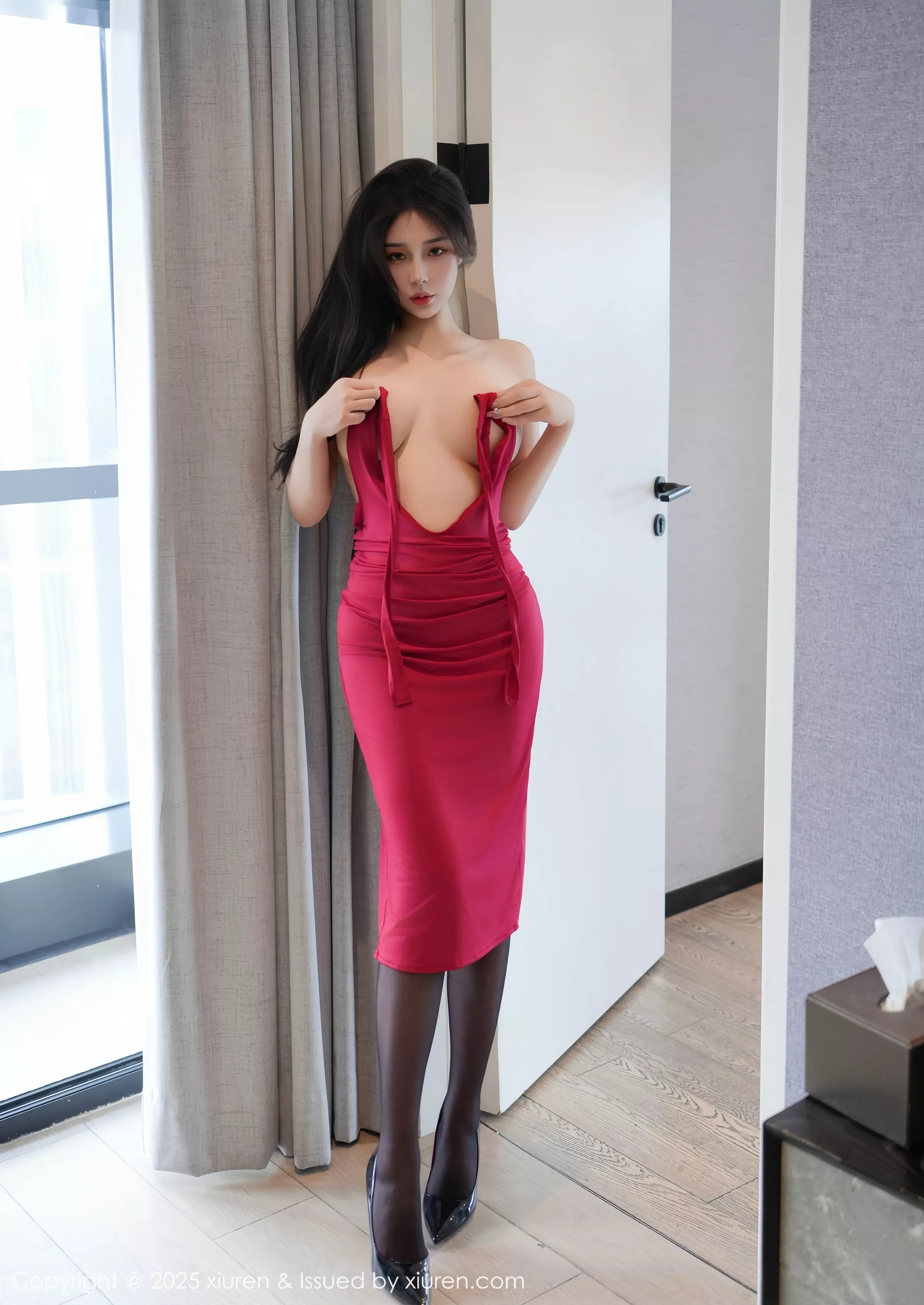   [XiuRen]高清写真图 2025.07.09 No.10528 云璎珞 红色长裙第32张图片
