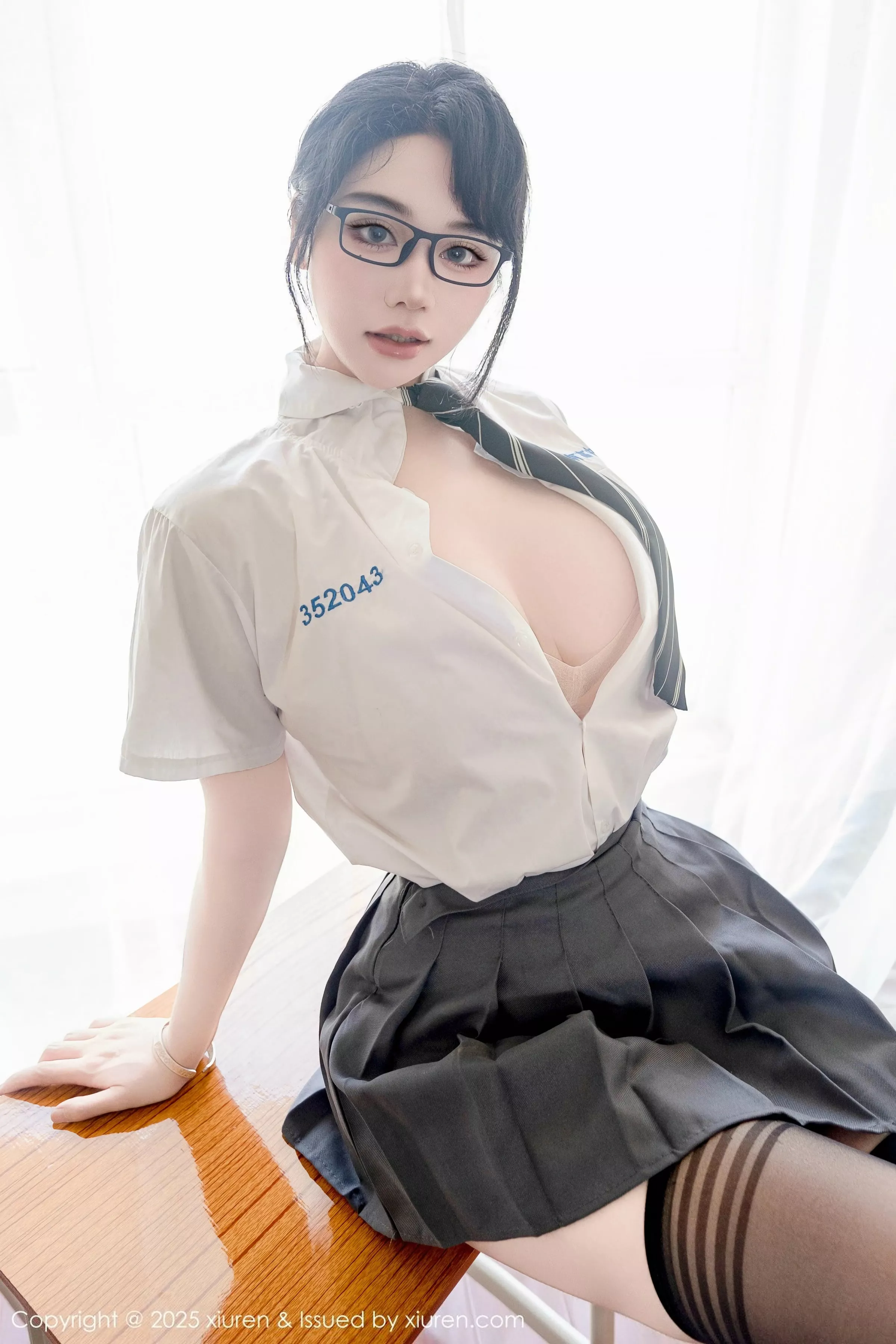   [XiuRen]高清写真图 2025.07.10 No.10530 汐汐爱吃草莓 学妹服饰第14张图片