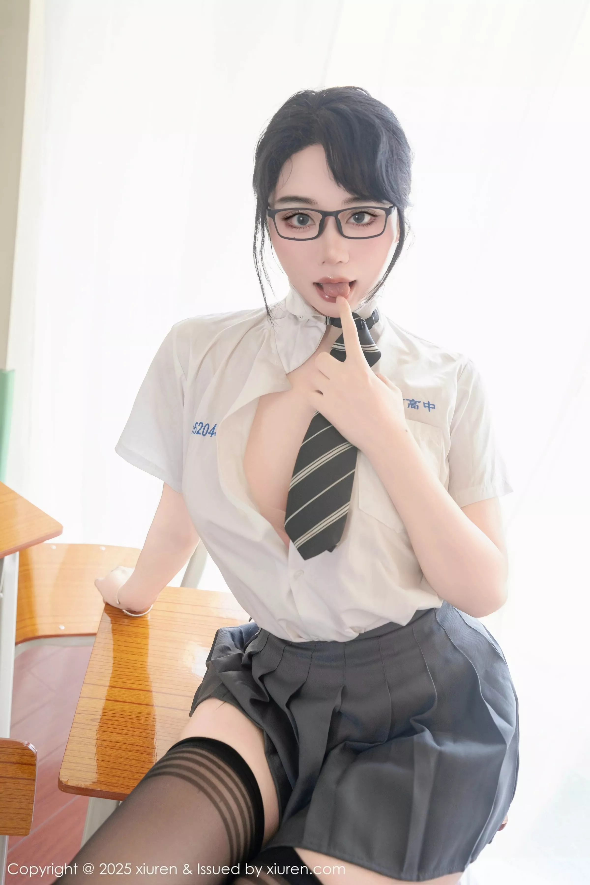   [XiuRen]高清写真图 2025.07.10 No.10530 汐汐爱吃草莓 学妹服饰第17张图片