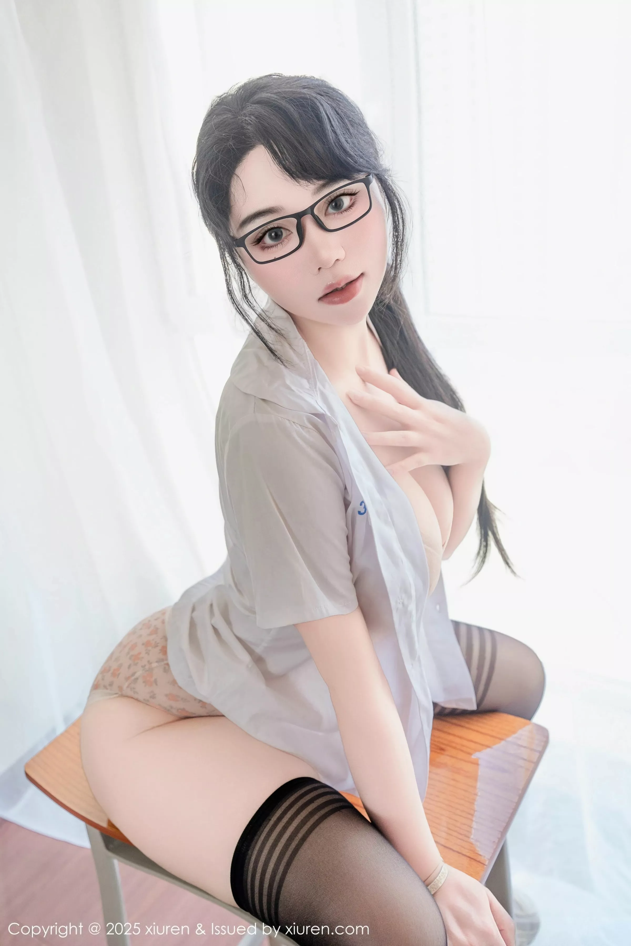   [XiuRen]高清写真图 2025.07.10 No.10530 汐汐爱吃草莓 学妹服饰第33张图片