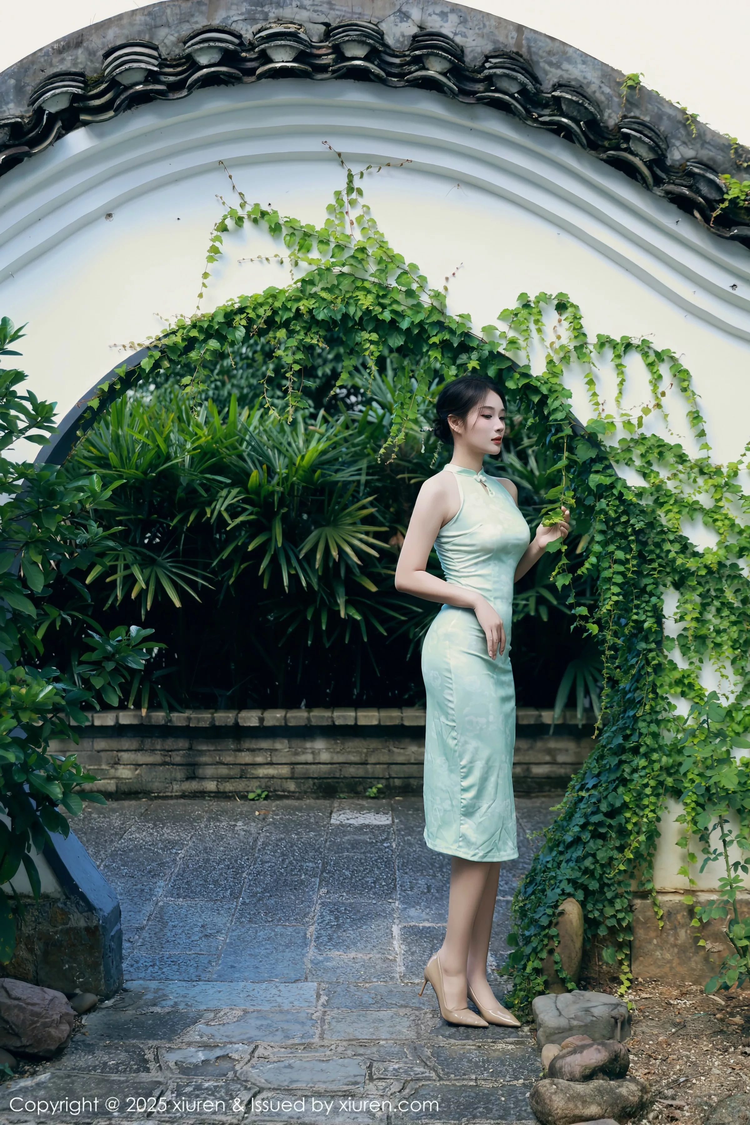   [XiuRen]高清写真图 2025.07.11 No.10538 南乔 绿色旗袍第1张图片