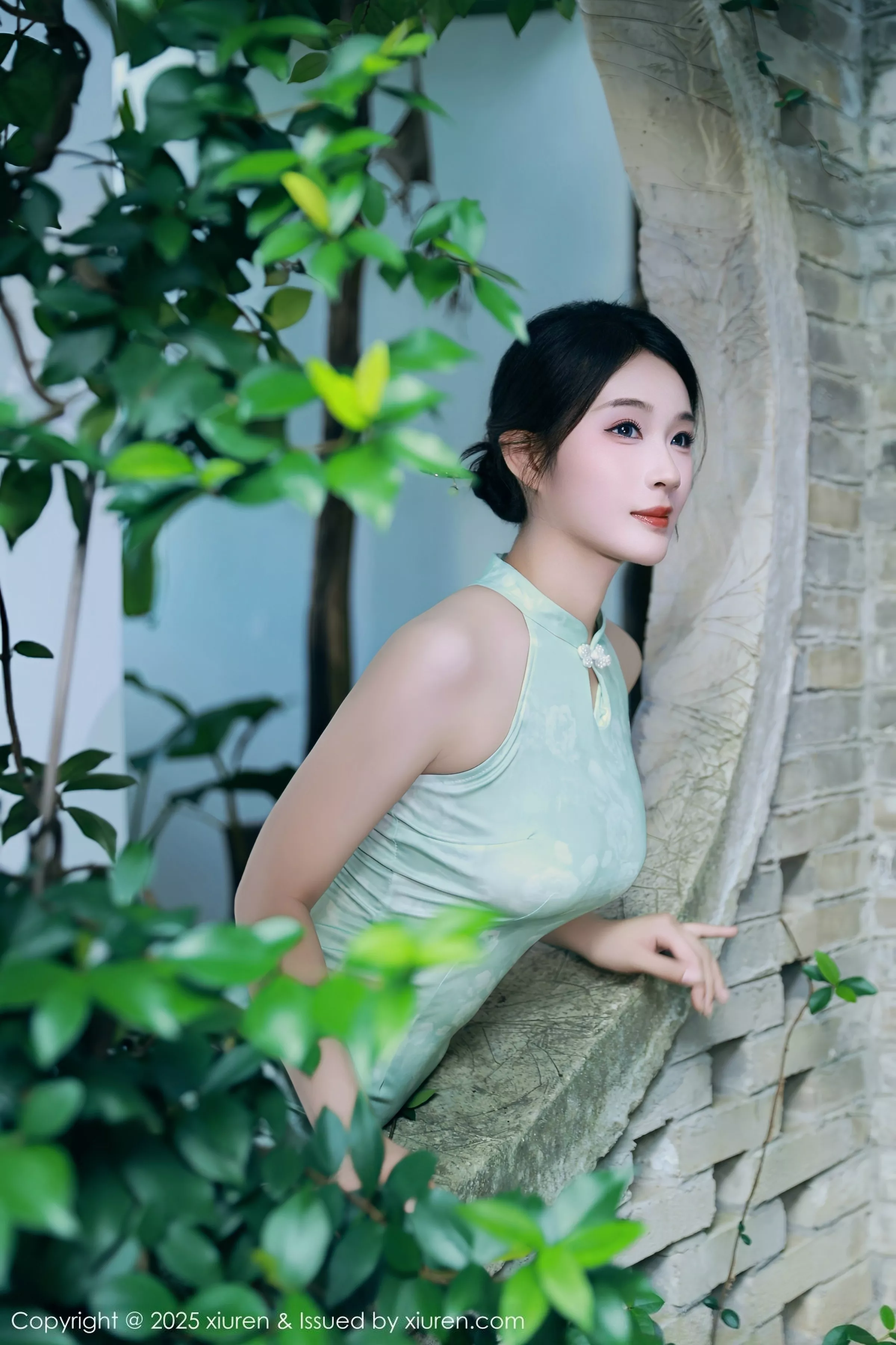   [XiuRen]高清写真图 2025.07.11 No.10538 南乔 绿色旗袍第15张图片