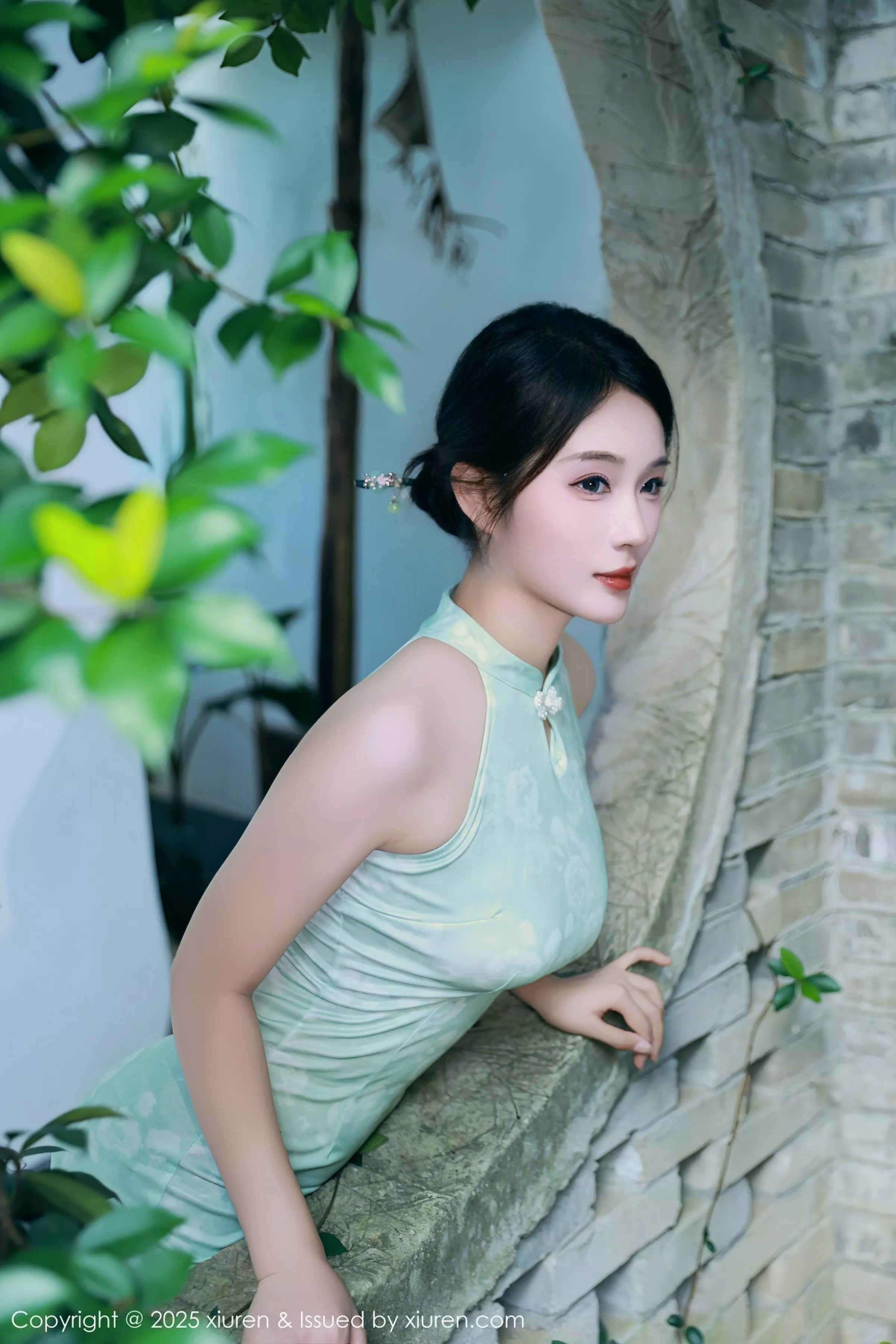   [XiuRen]高清写真图 2025.07.11 No.10538 南乔 绿色旗袍第16张图片