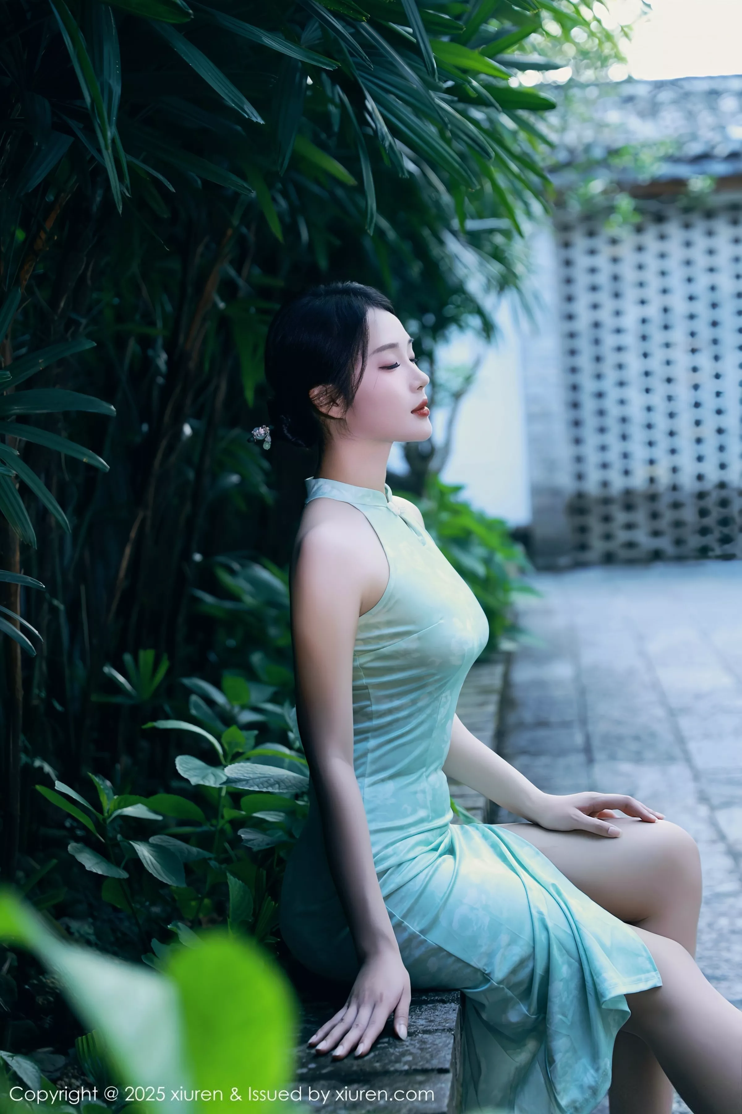   [XiuRen]高清写真图 2025.07.11 No.10538 南乔 绿色旗袍第17张图片