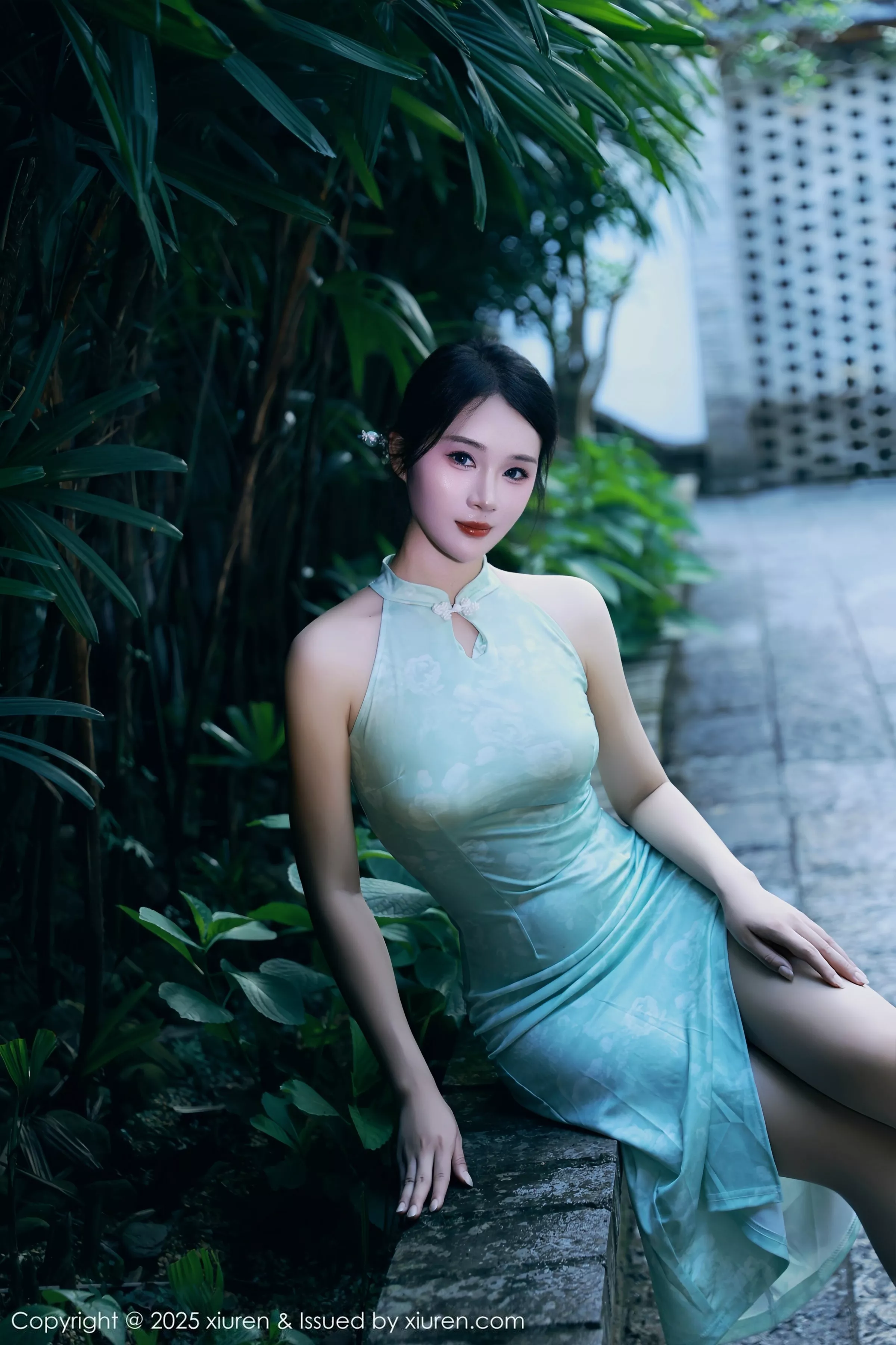   [XiuRen]高清写真图 2025.07.11 No.10538 南乔 绿色旗袍第18张图片