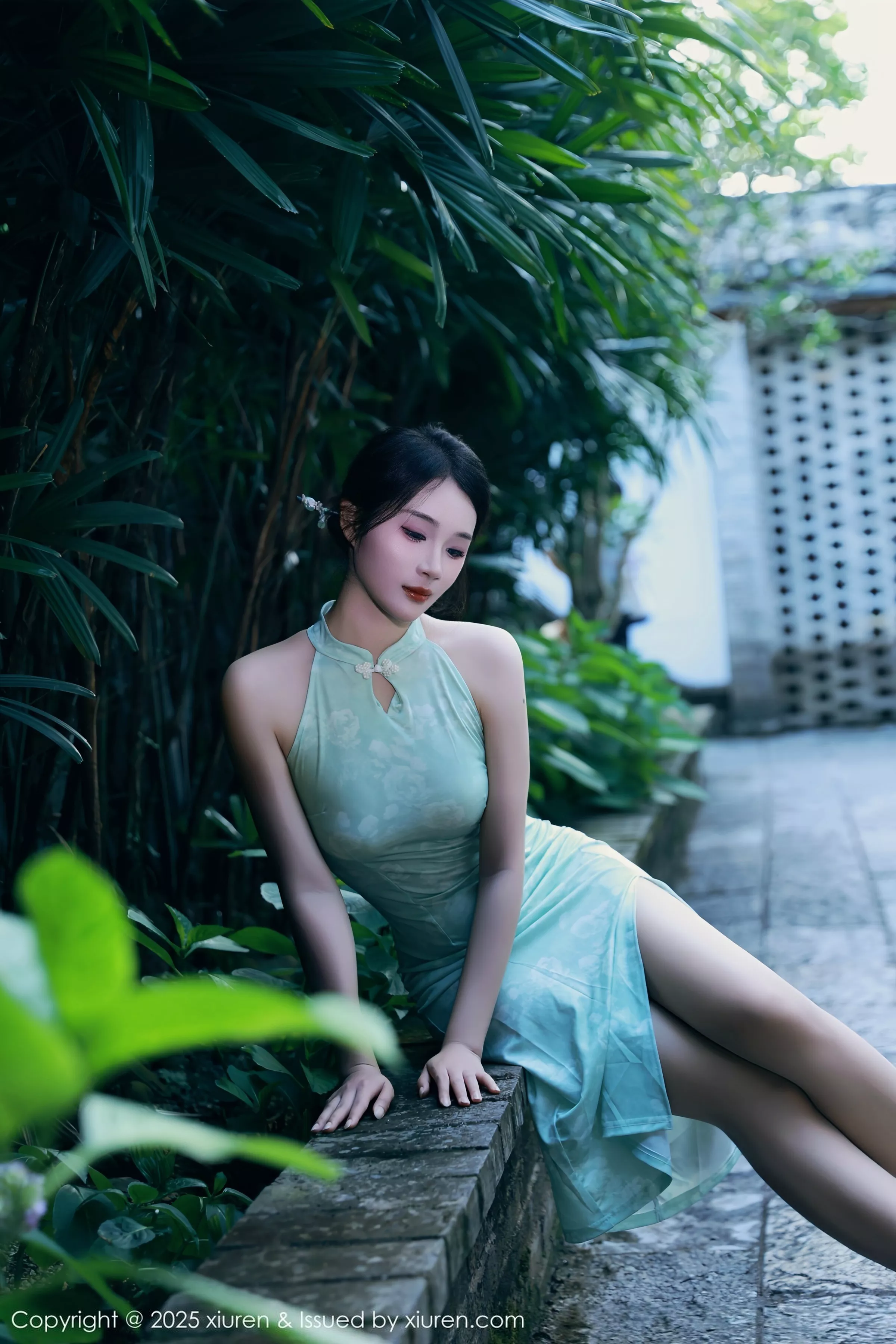   [XiuRen]高清写真图 2025.07.11 No.10538 南乔 绿色旗袍第20张图片