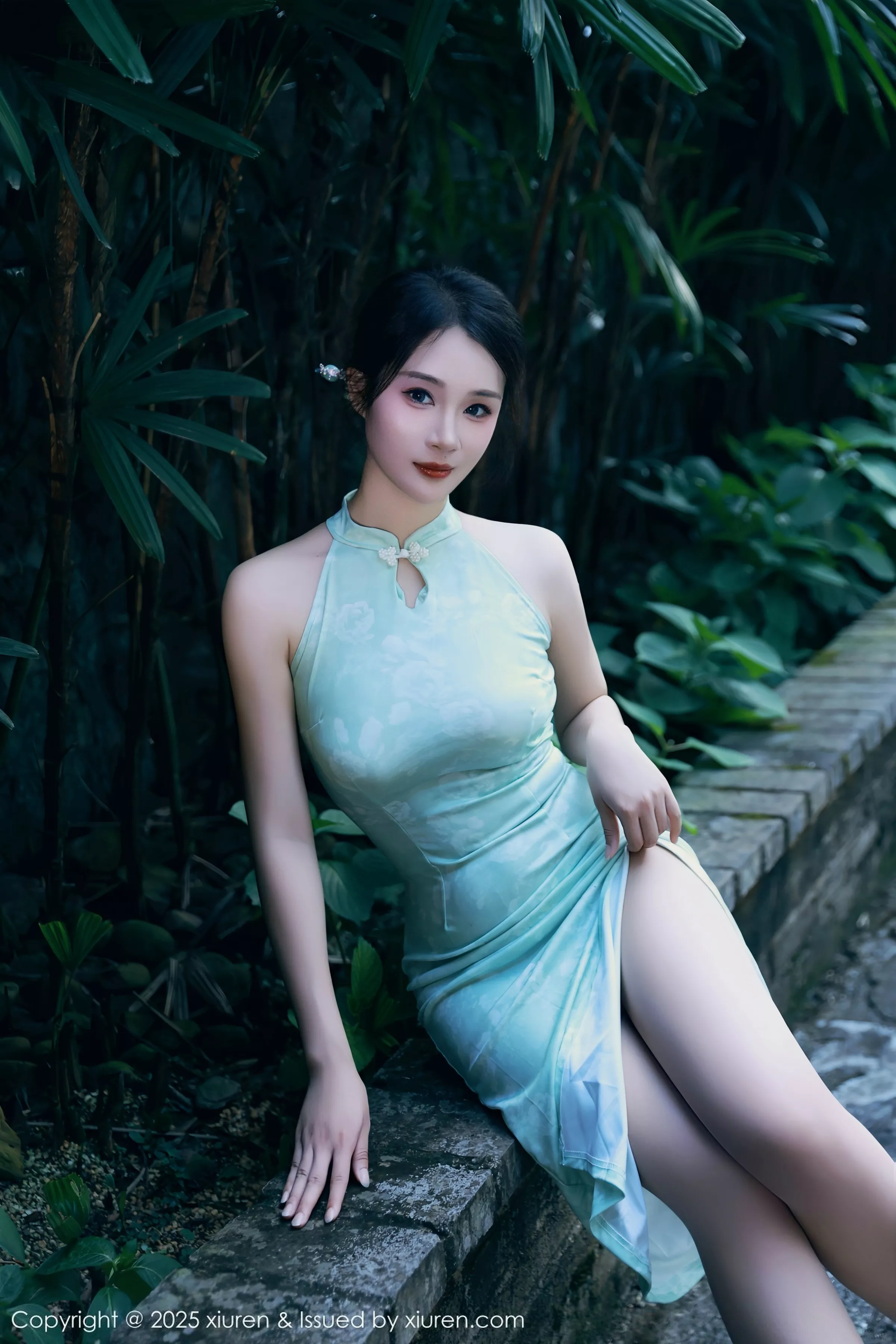   [XiuRen]高清写真图 2025.07.11 No.10538 南乔 绿色旗袍第21张图片