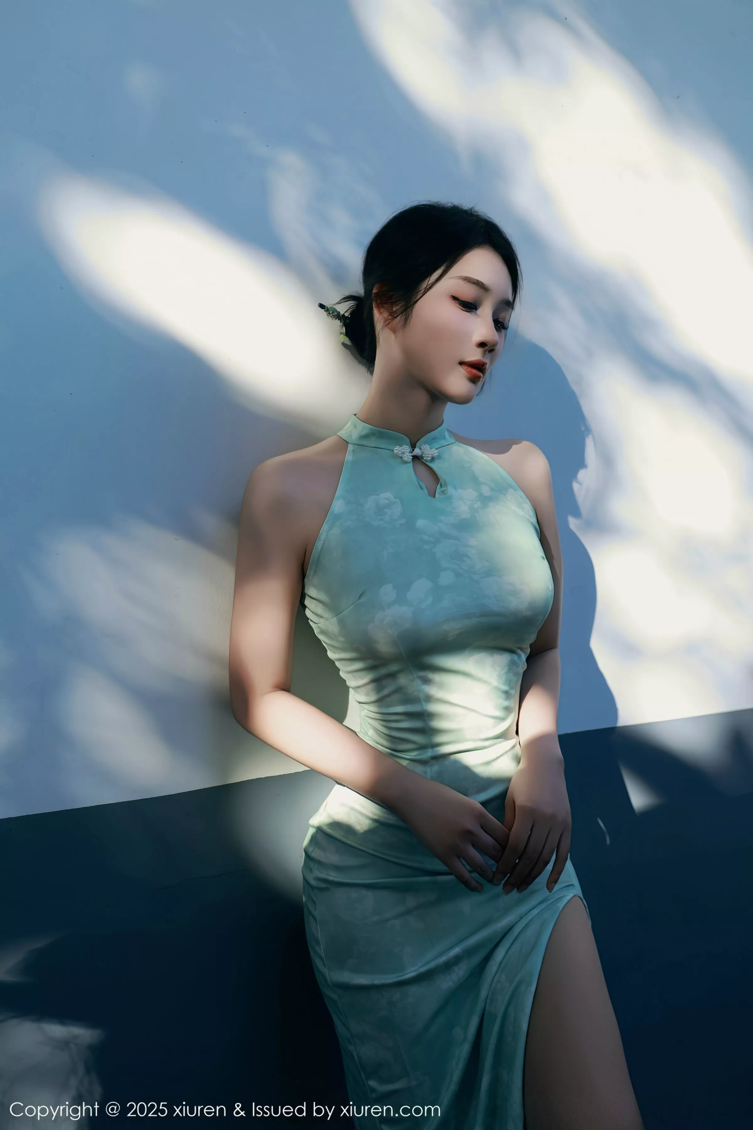   [XiuRen]高清写真图 2025.07.11 No.10538 南乔 绿色旗袍第22张图片