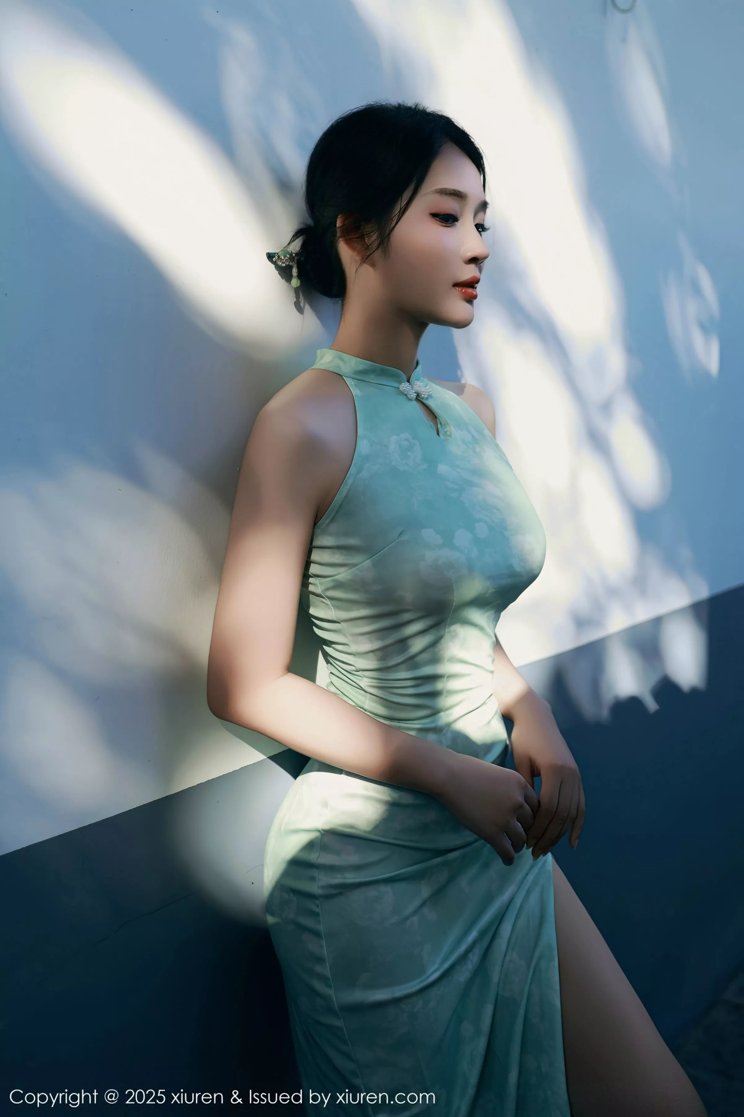   [XiuRen]高清写真图 2025.07.11 No.10538 南乔 绿色旗袍第23张图片