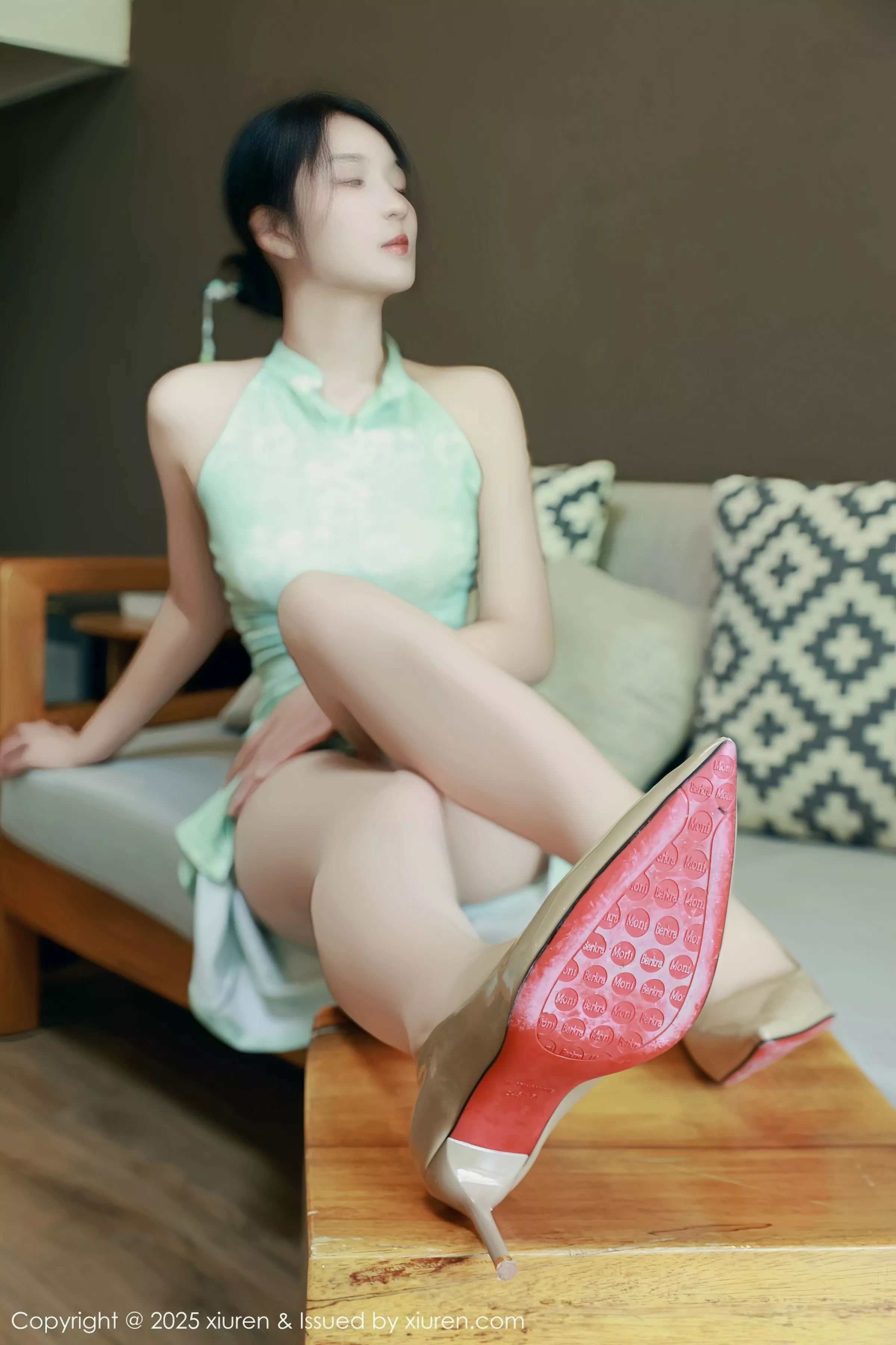   [XiuRen]高清写真图 2025.07.11 No.10538 南乔 绿色旗袍第30张图片