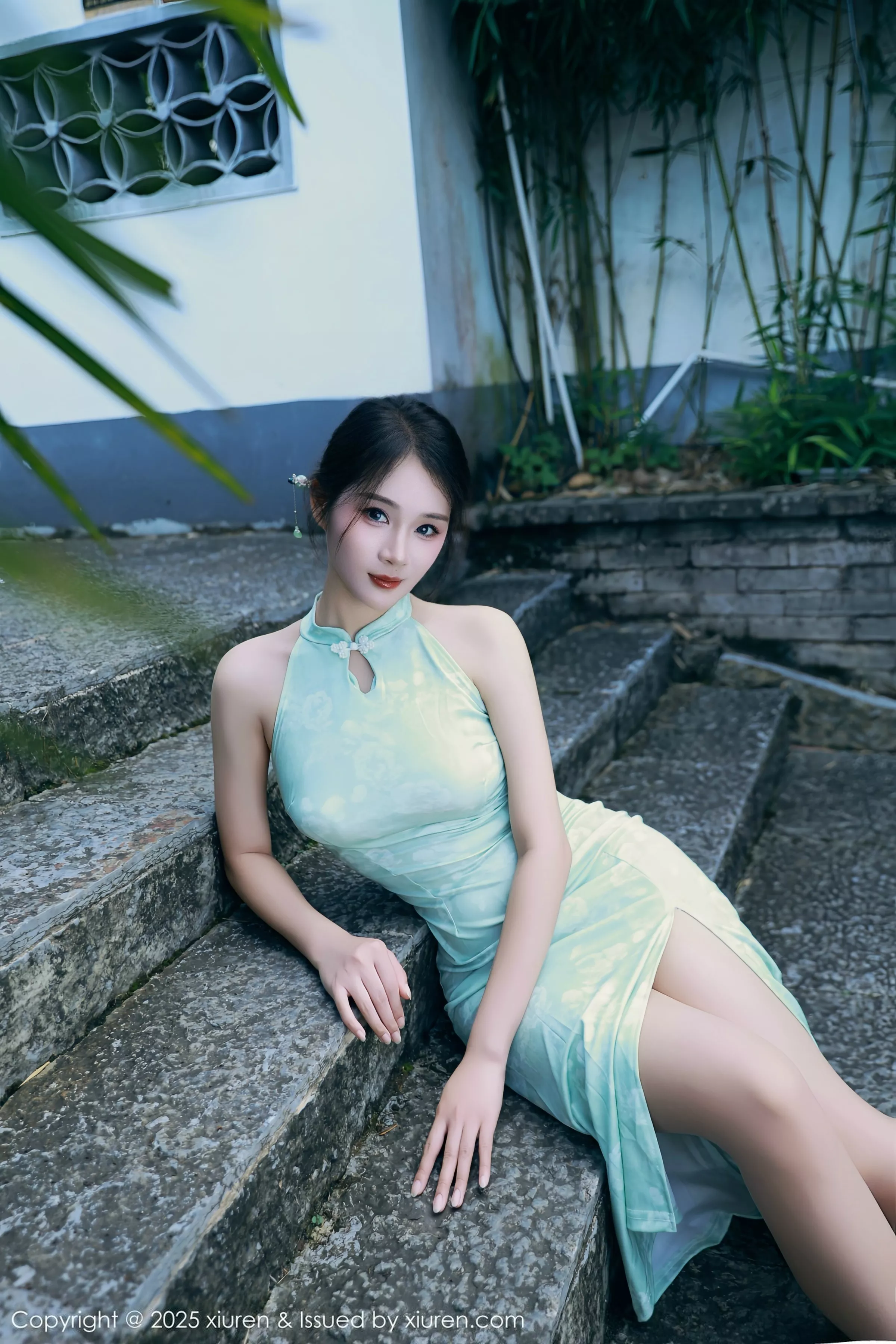   [XiuRen]高清写真图 2025.07.11 No.10538 南乔 绿色旗袍第61张图片