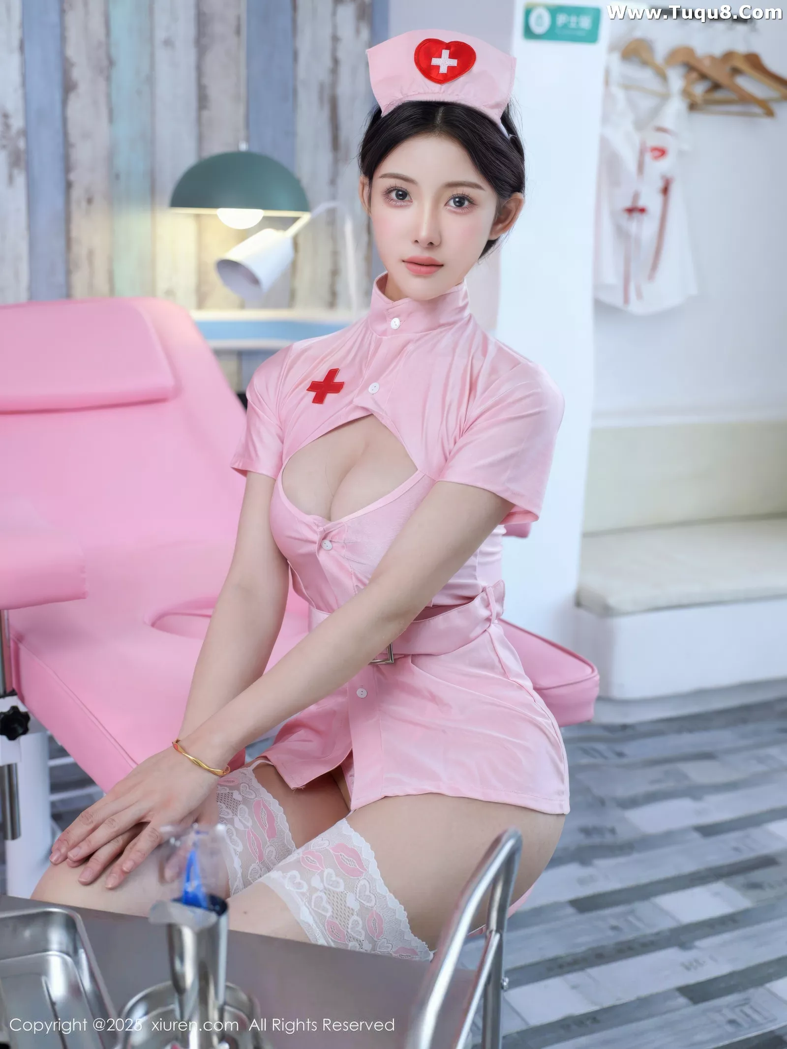   [XiuRen]高清写真图 2025.07.18 No.10563 梨霜儿 粉色护士第28张图片