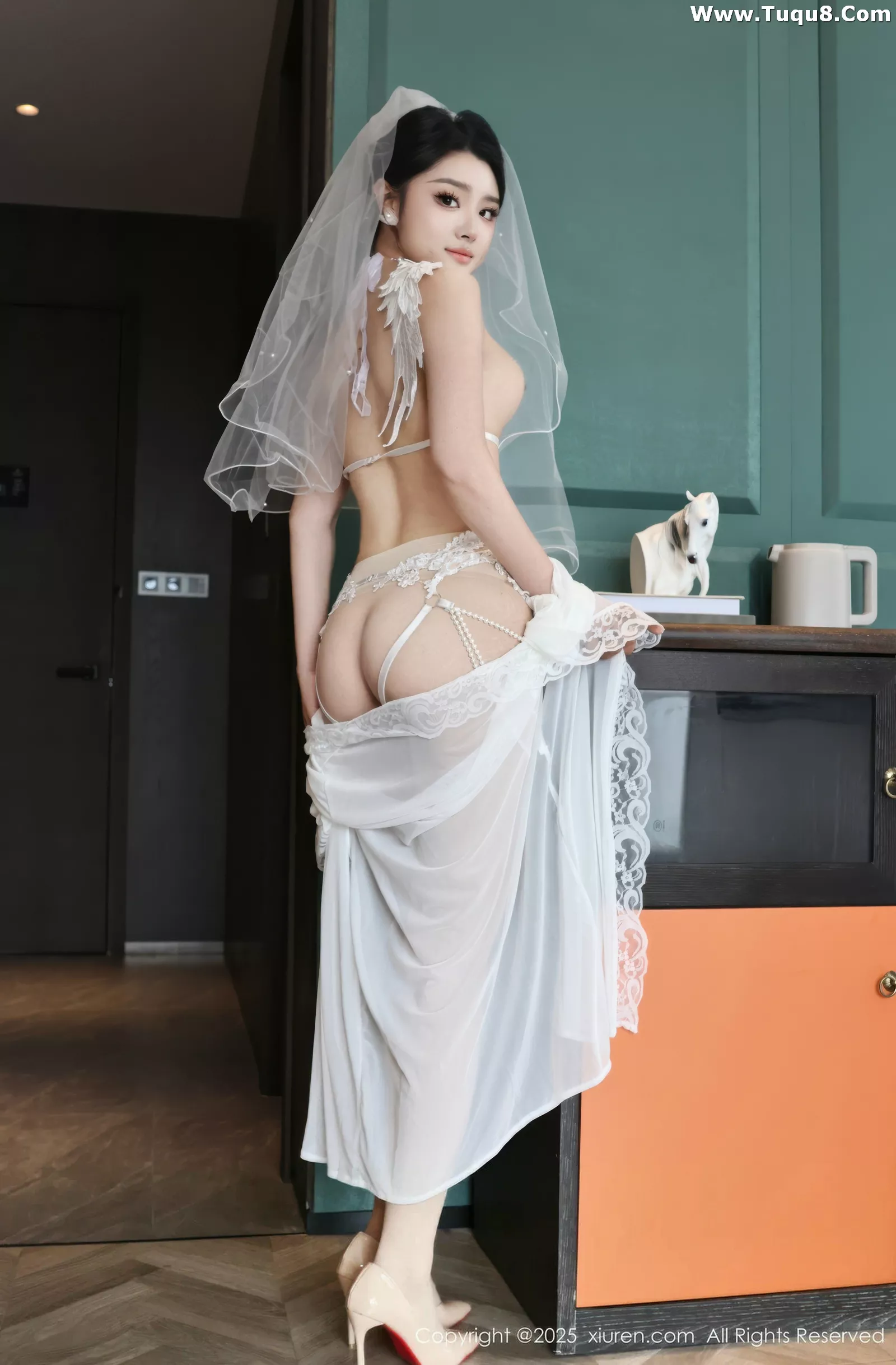   [XiuRen]高清写真图 2025.07.18 No.10559 糯梨子 白色婚纱第12张图片