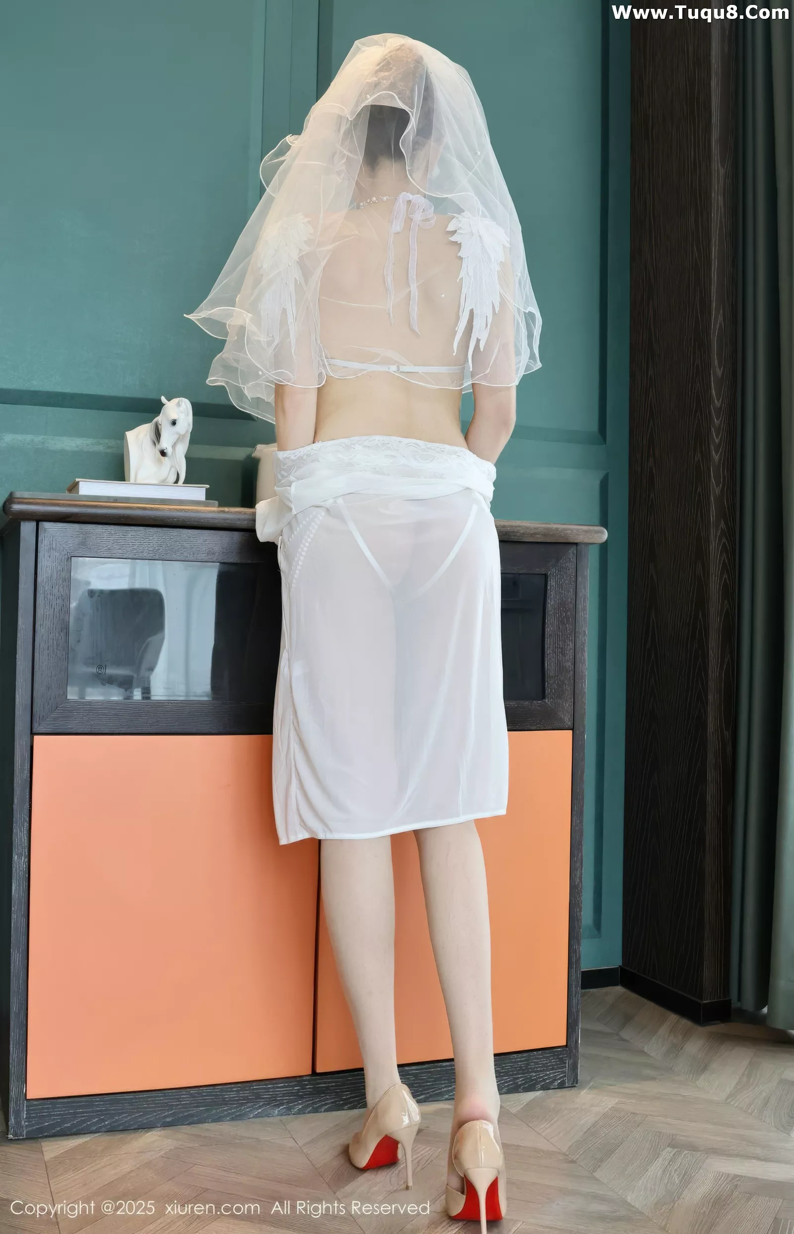   [XiuRen]高清写真图 2025.07.18 No.10559 糯梨子 白色婚纱第20张图片