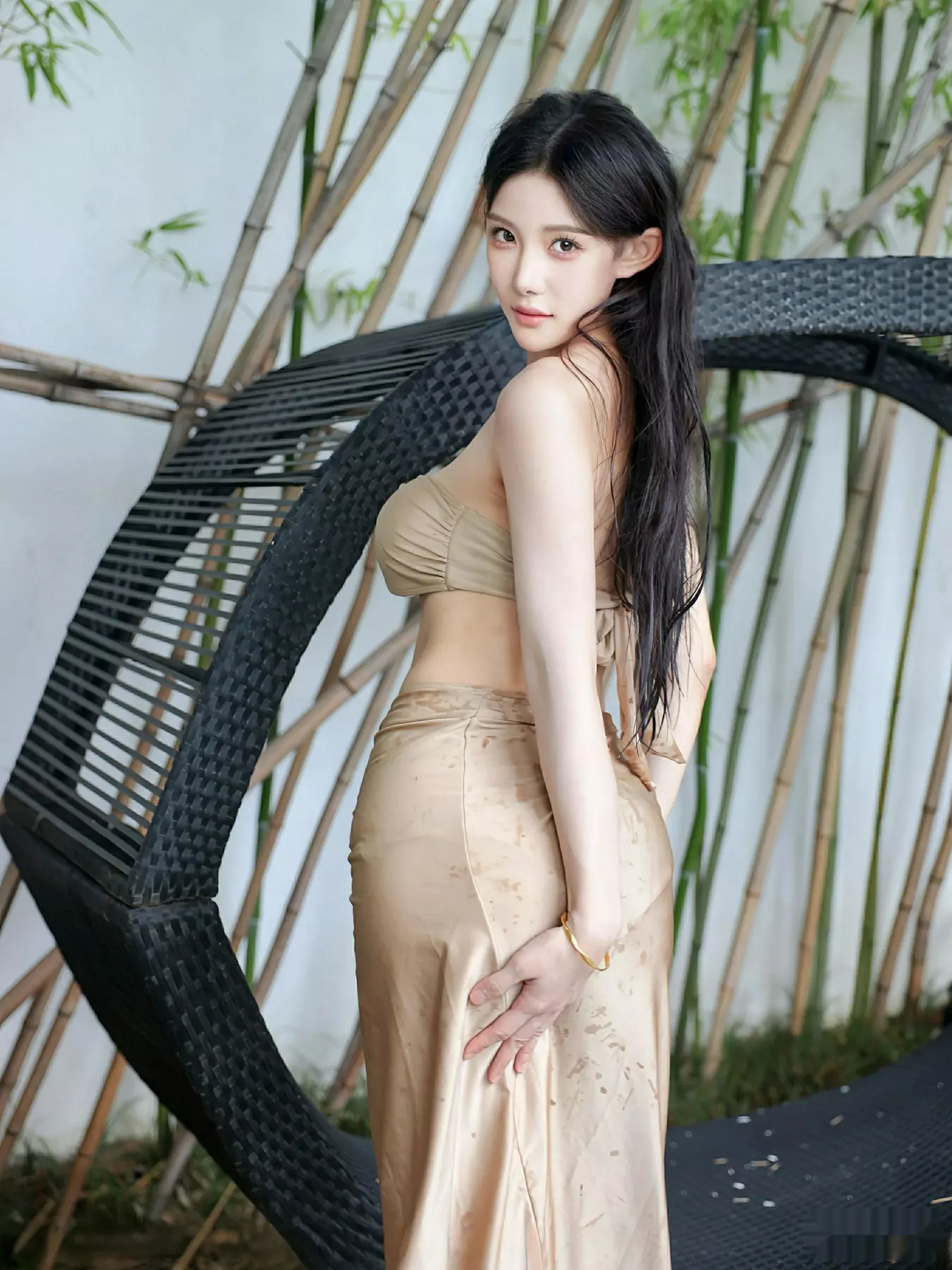   [XiuRen]高清写真图 2025.08.04 No.10618 梨霜儿 金色泳衣第26张图片