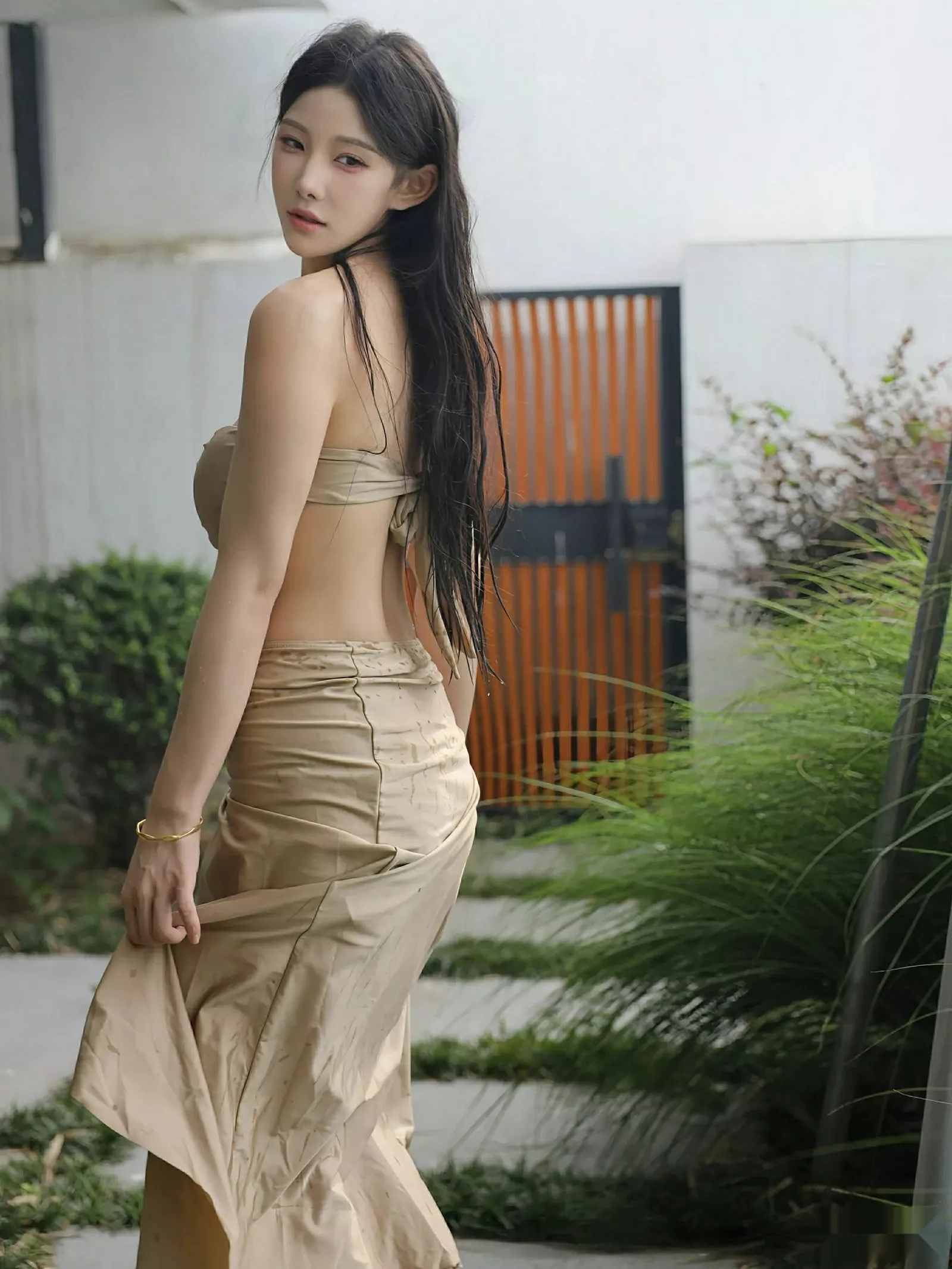   [XiuRen]高清写真图 2025.08.04 No.10618 梨霜儿 金色泳衣第30张图片