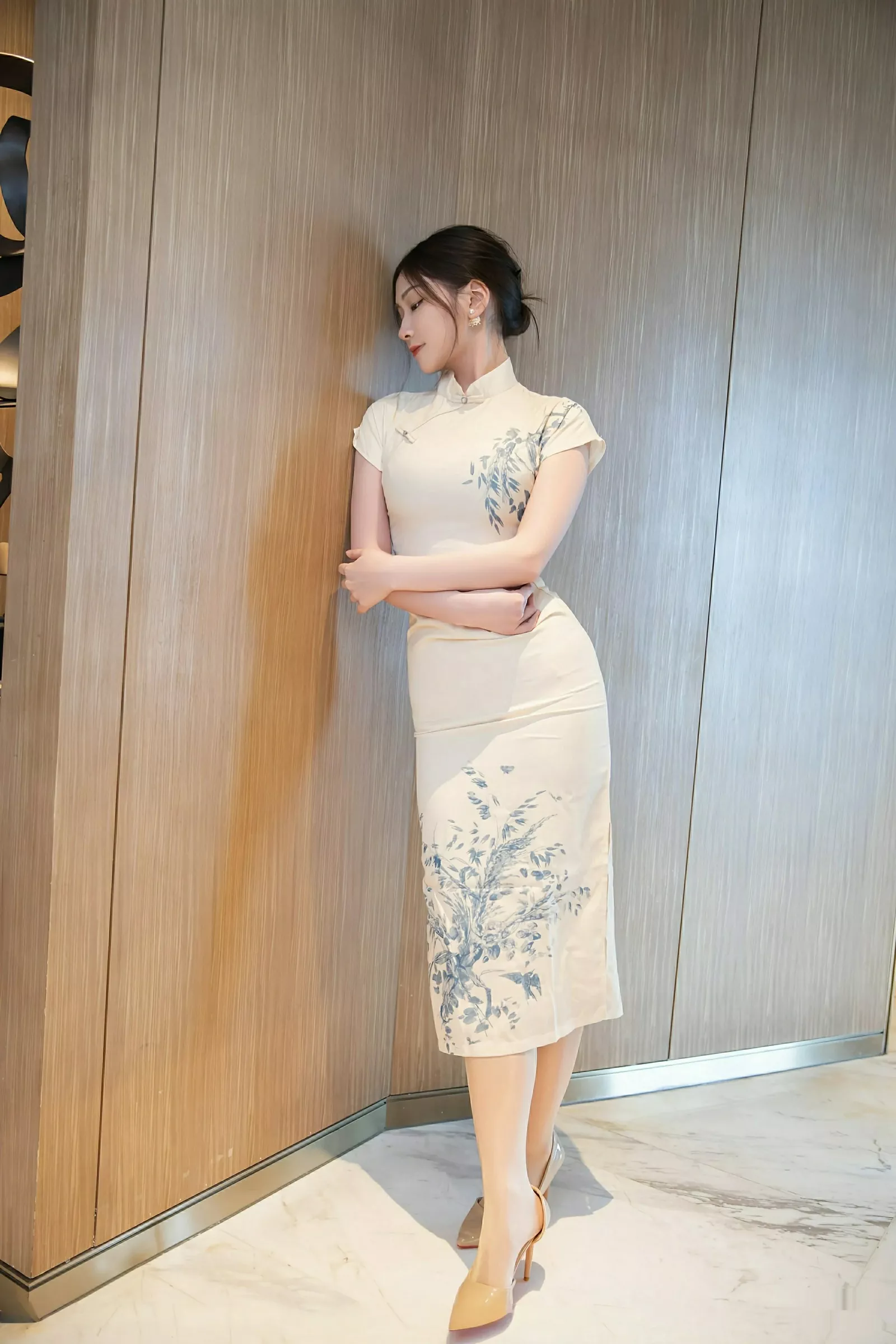   [XiuRen]高清写真图 2025.07.31 No.10605 刘婷婷 浅色旗袍第8张图片