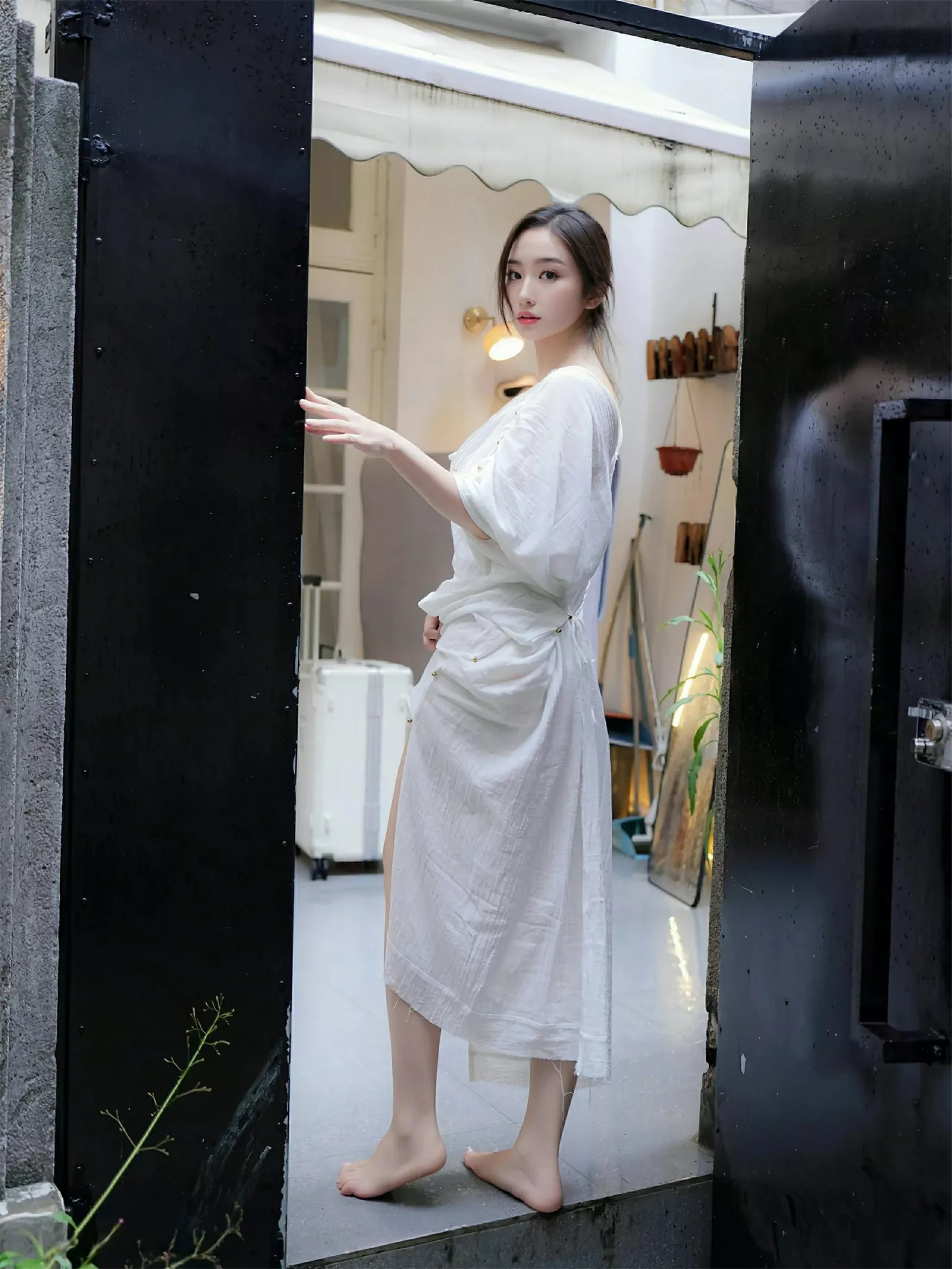   [XiuRen]高清写真图 2025.07.31 No.10603 楠芝 白色长袍第3张图片
