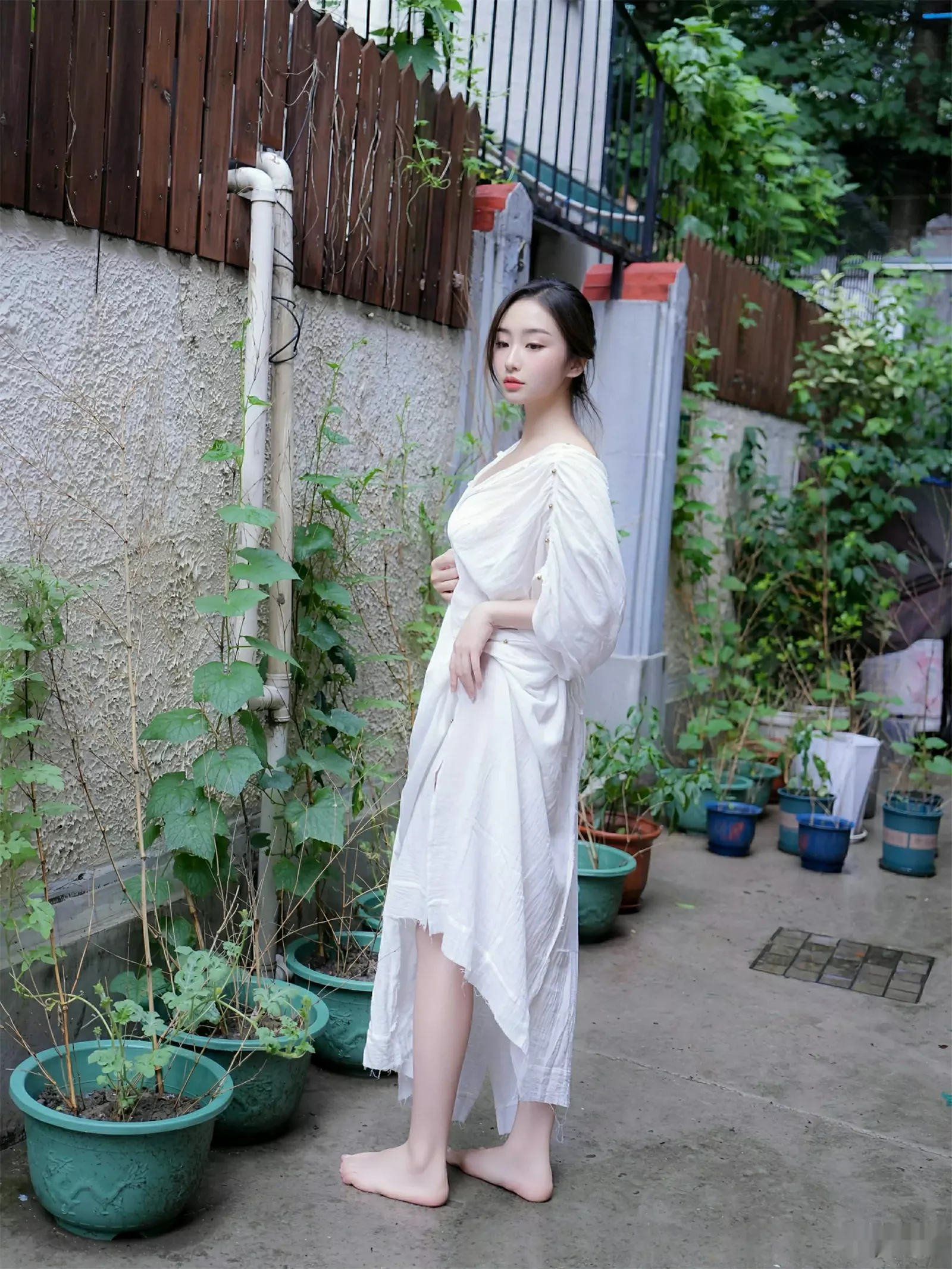   [XiuRen]高清写真图 2025.07.31 No.10603 楠芝 白色长袍第5张图片