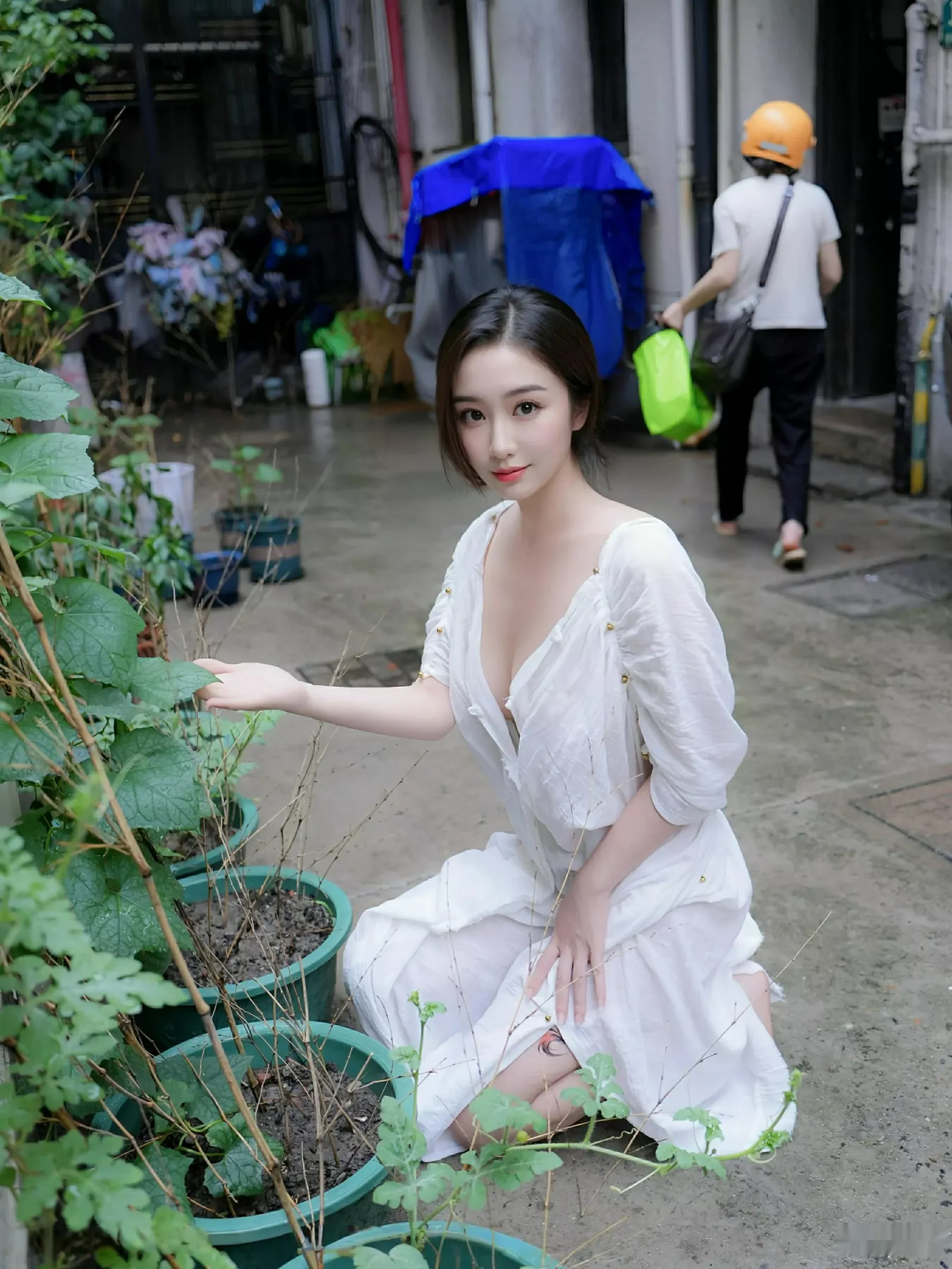   [XiuRen]高清写真图 2025.07.31 No.10603 楠芝 白色长袍第6张图片