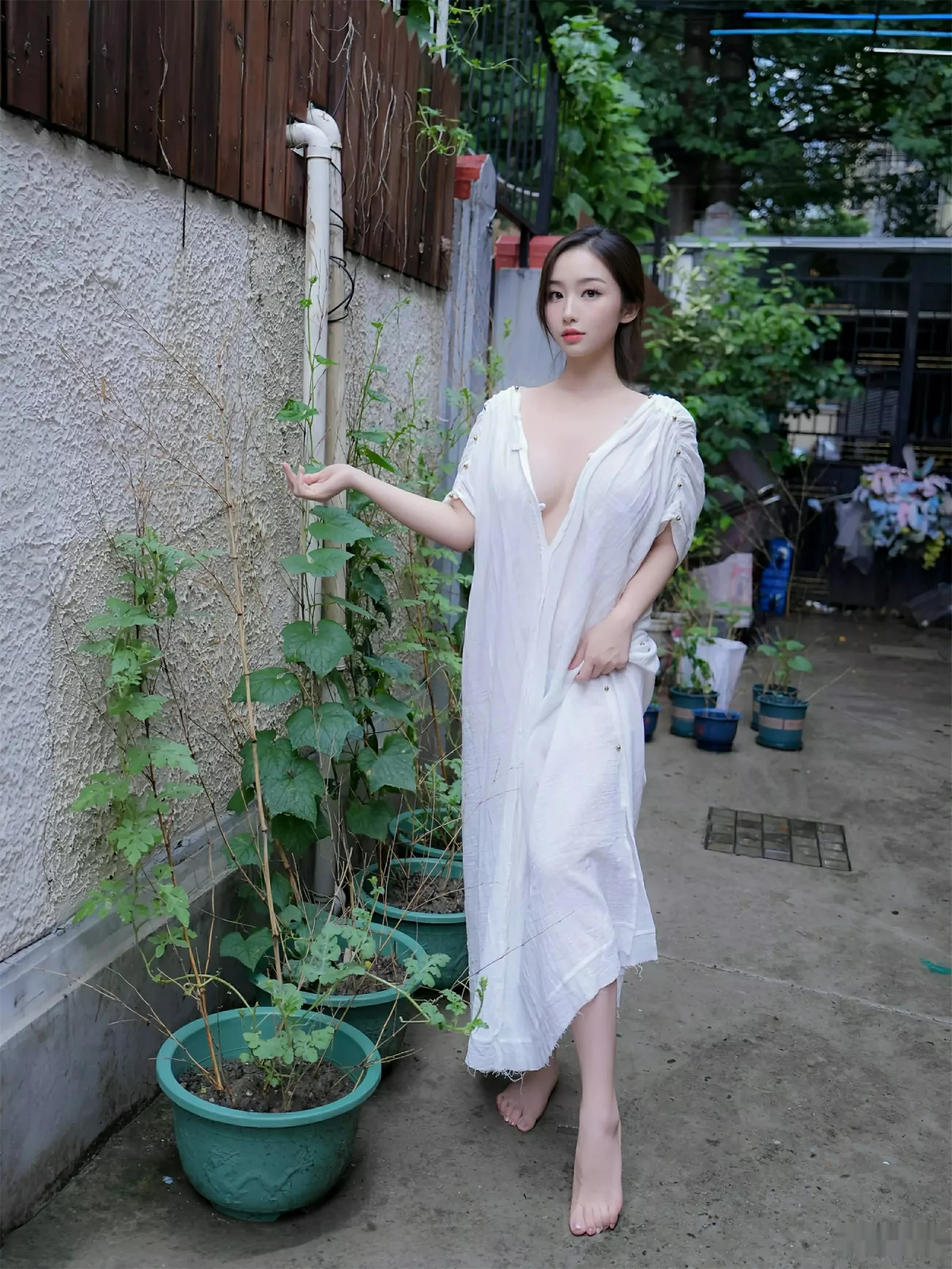   [XiuRen]高清写真图 2025.07.31 No.10603 楠芝 白色长袍第9张图片