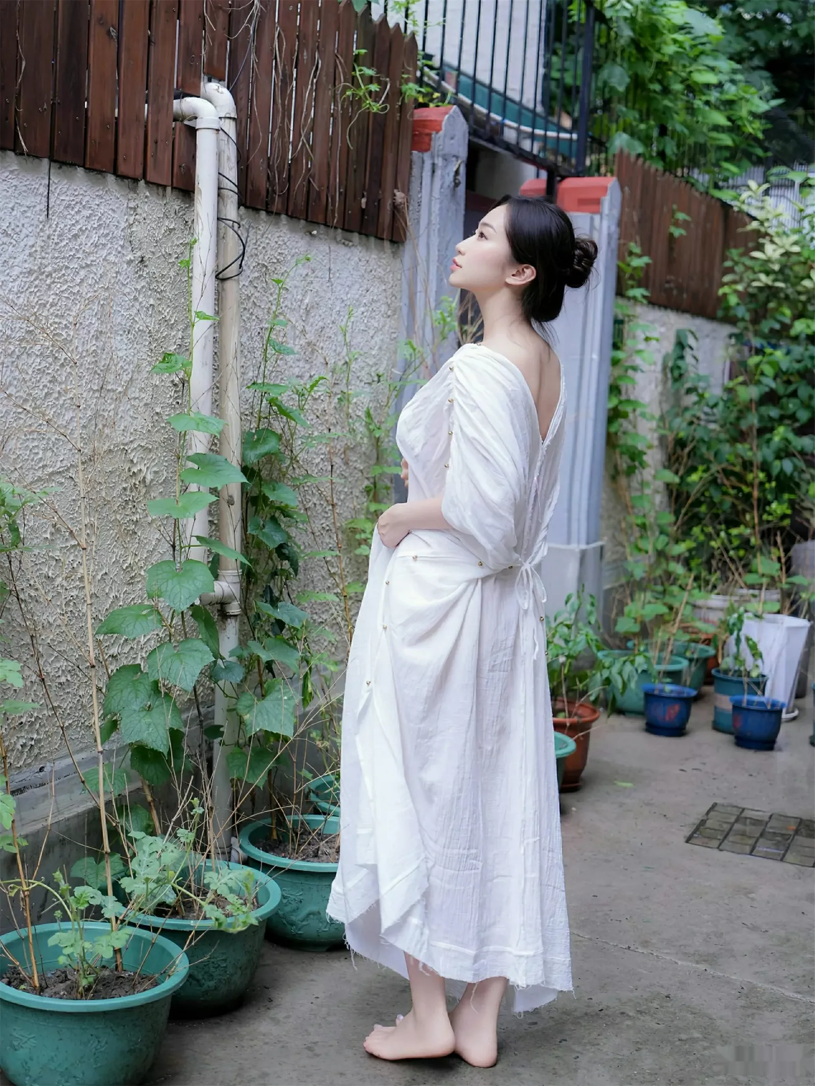   [XiuRen]高清写真图 2025.07.31 No.10603 楠芝 白色长袍第10张图片